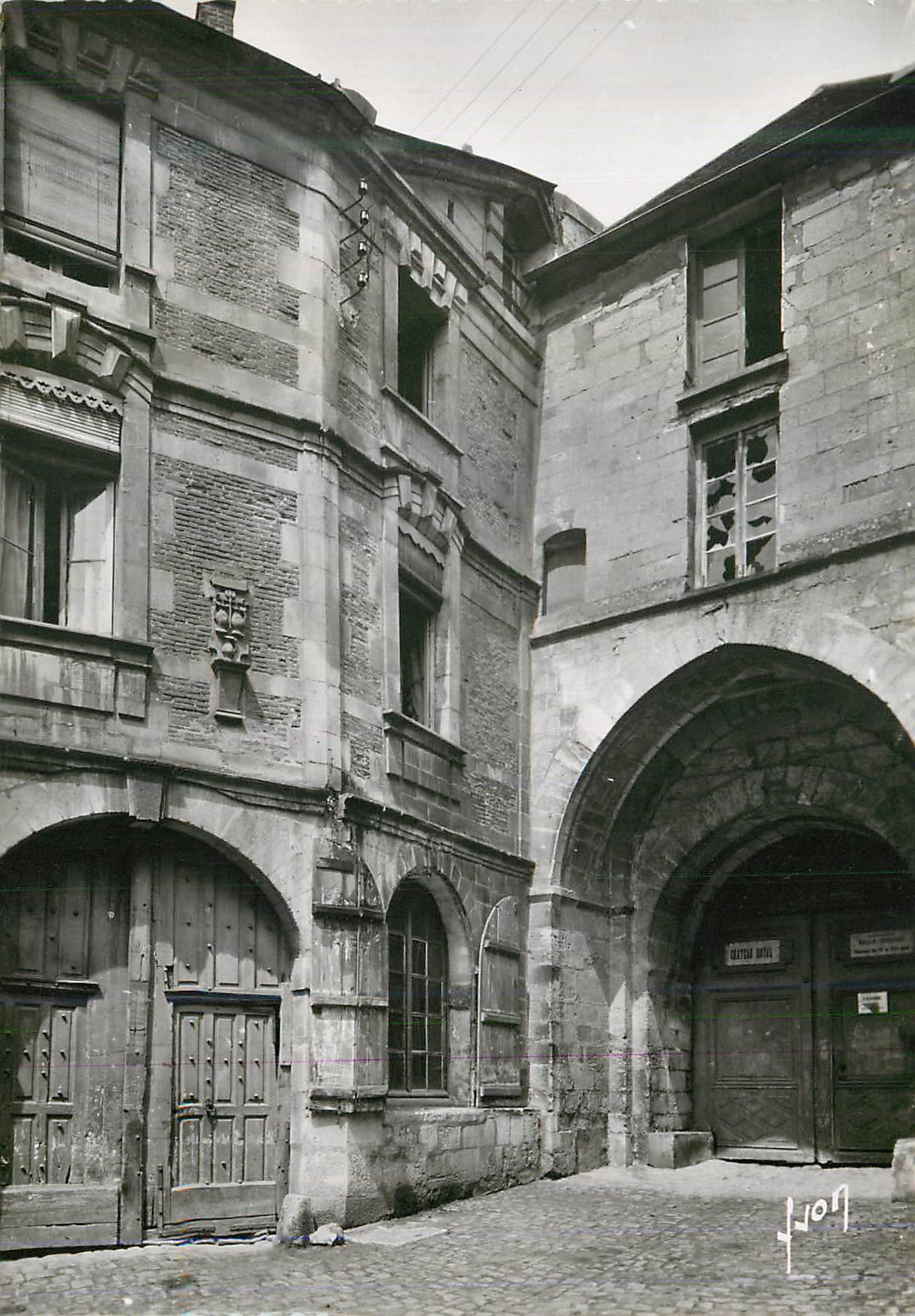 CPM Senlis (Oise) en Ile de France Vieil Hotel des 3 Pots ou Descendait Sully