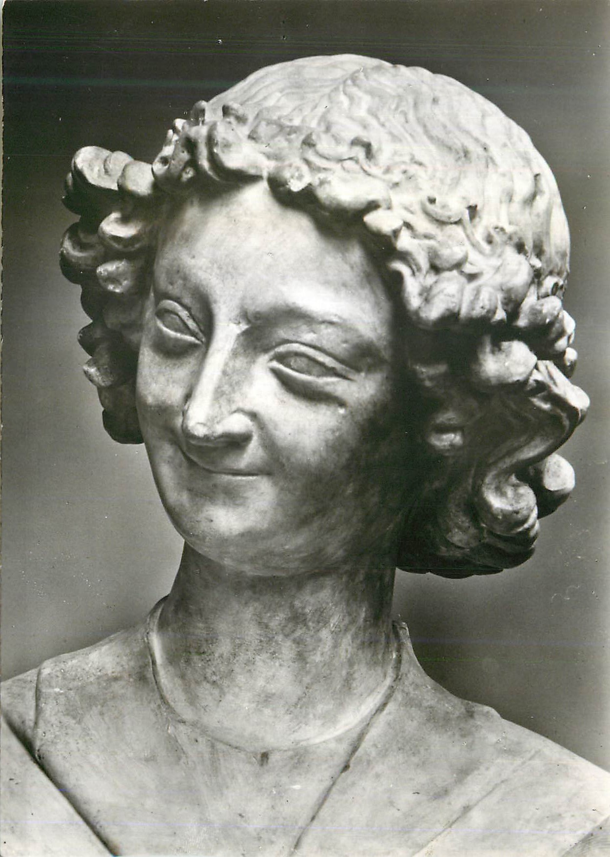 Buste de femme — sculpture en marbre — photographie