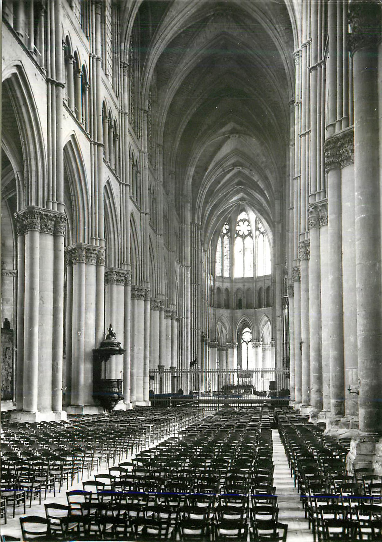 CPM Reims (Marne) la Cathedrale Notre Dame (XIIIe s) la Nef Vue du Grand Portail