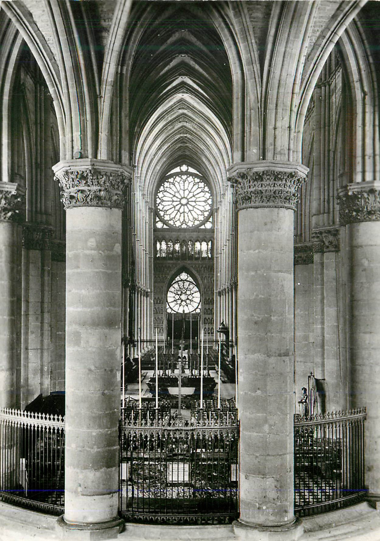 CPM Reims (Marne) la Cathedrale Notre Dame (XIIIe s) la Nef Vue du Choeur