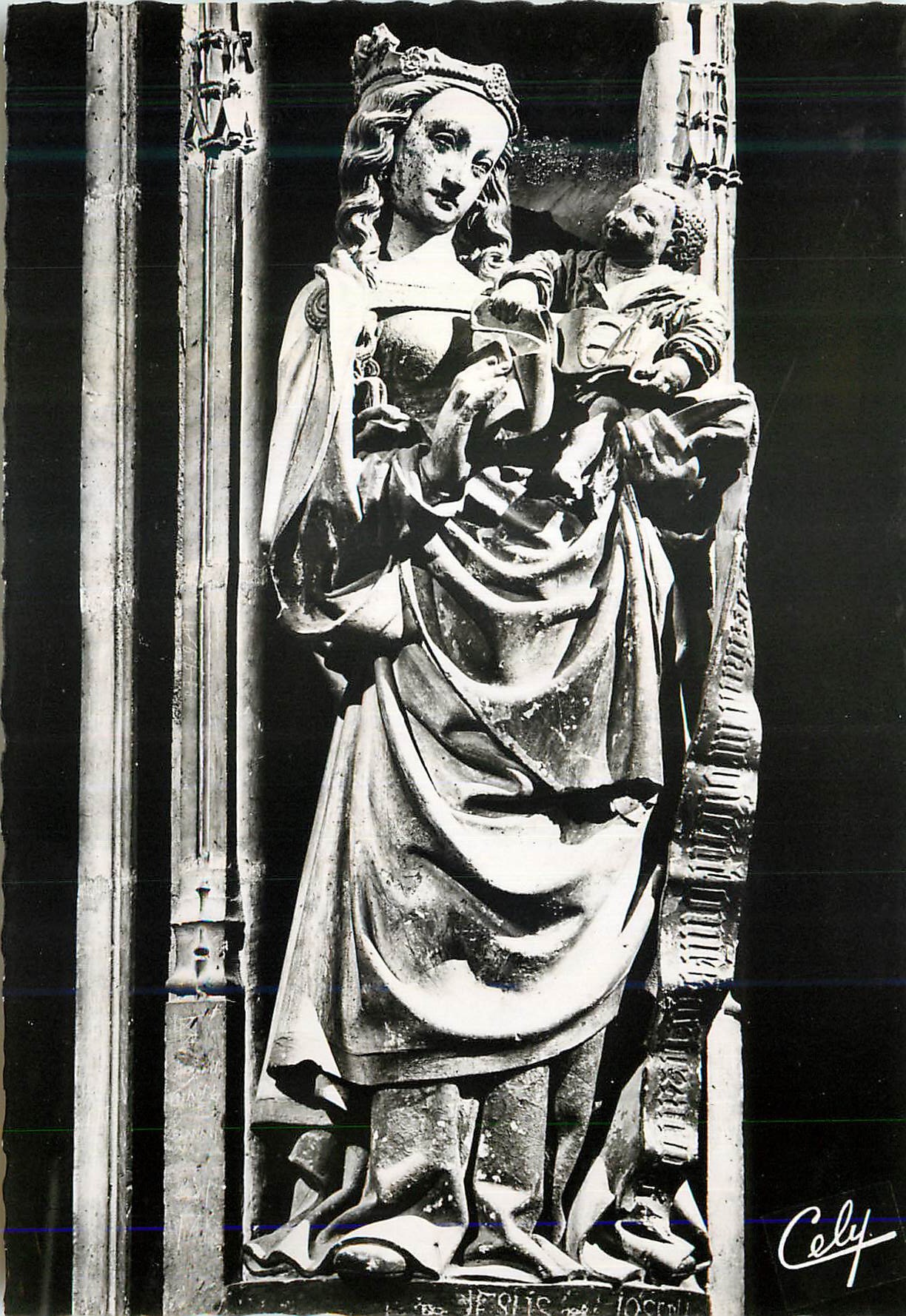 Statue de la Vierge à l'Enfant — détail sculpté — Cely