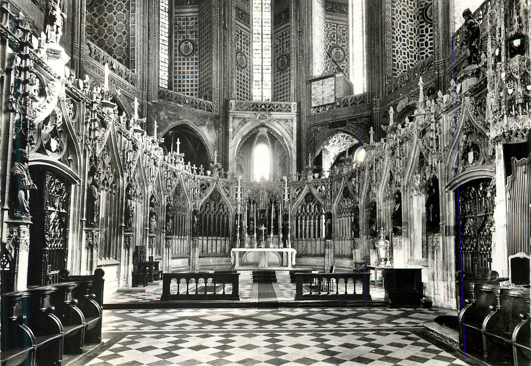 Intérieur de la cathédrale — vue du chœur et de l'autel — éditeur non identifié