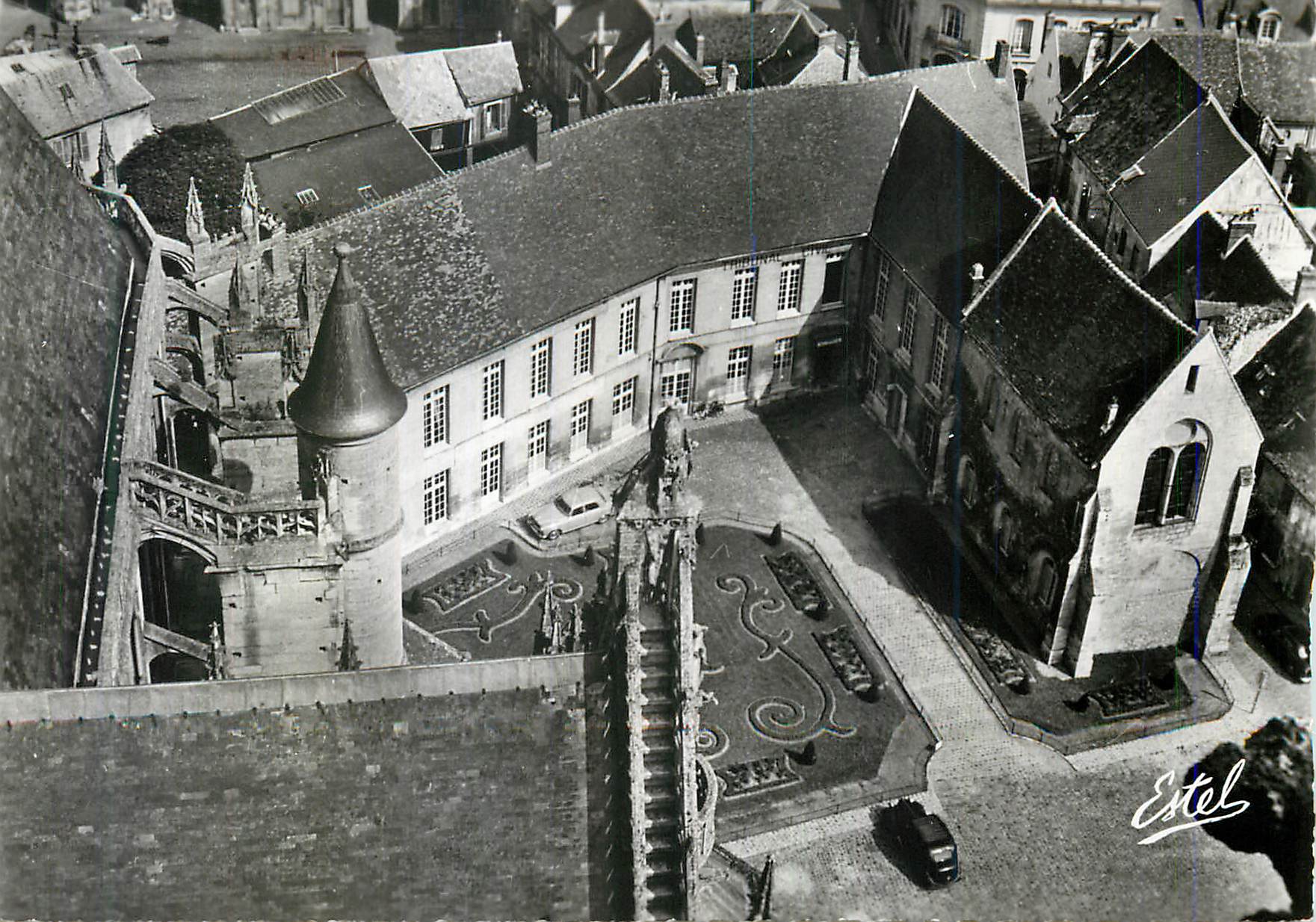 CPM Senlis Le Palais de Justice et ses Jardins vus de la Tour de la Cathedrale