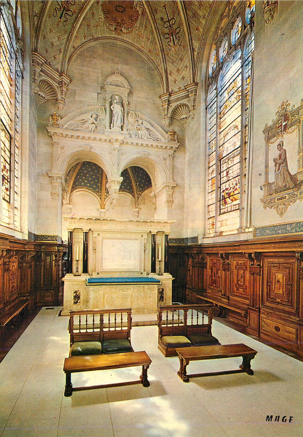 Intérieur d'une chapelle — détails architecturaux et vitraux — éditeur MAGE