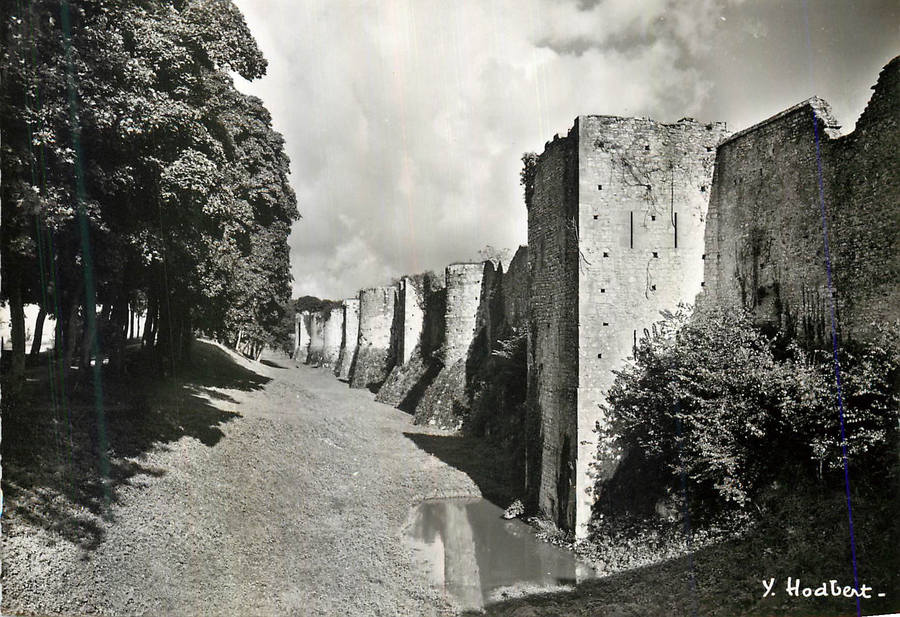 Ruines de fortifications — Y. Hodbert