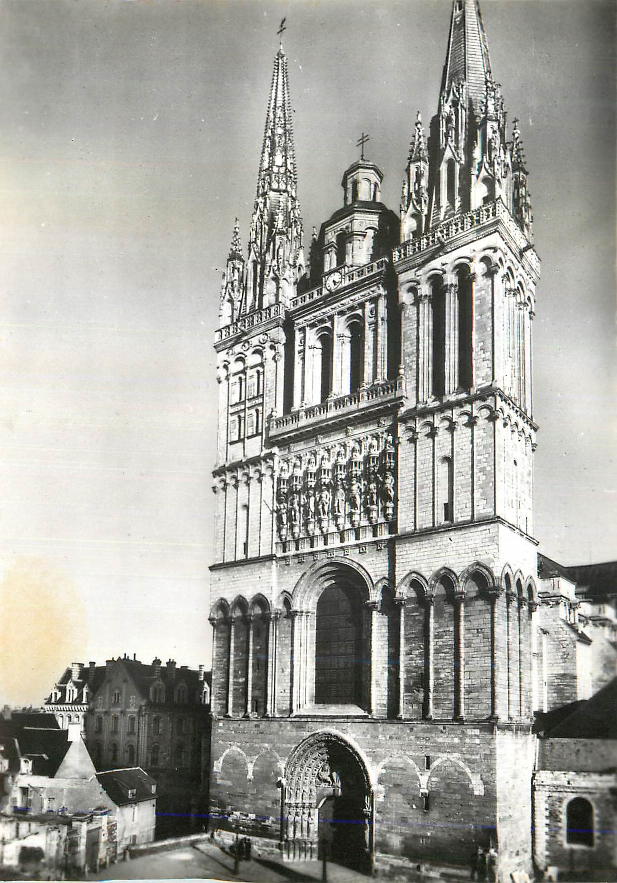 CPM Angers (M et L) la Cathedrale Saint Maurice