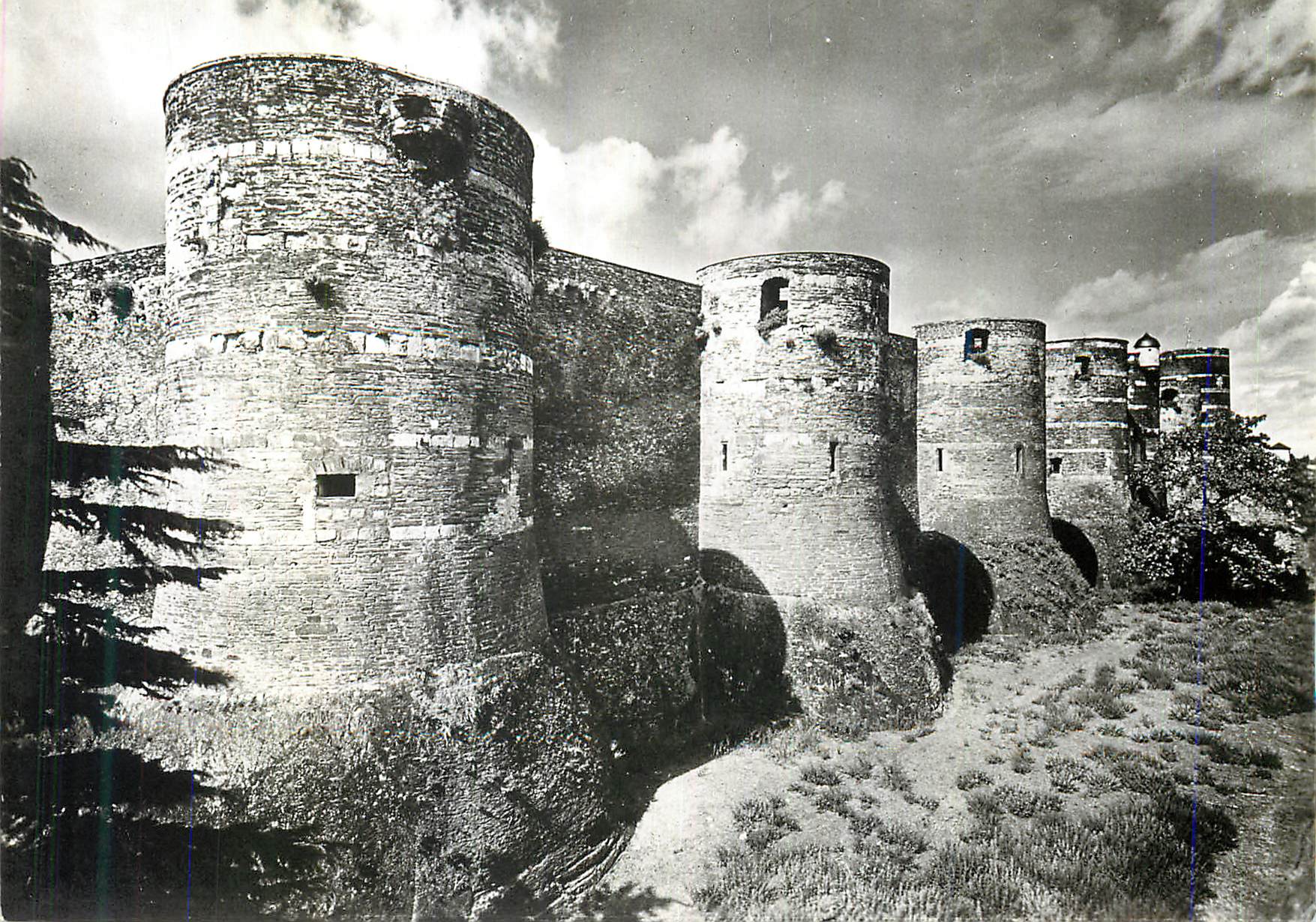 CPM Angers (M et L) le Chateau (XIIIe siecle) Tours vers le Nord