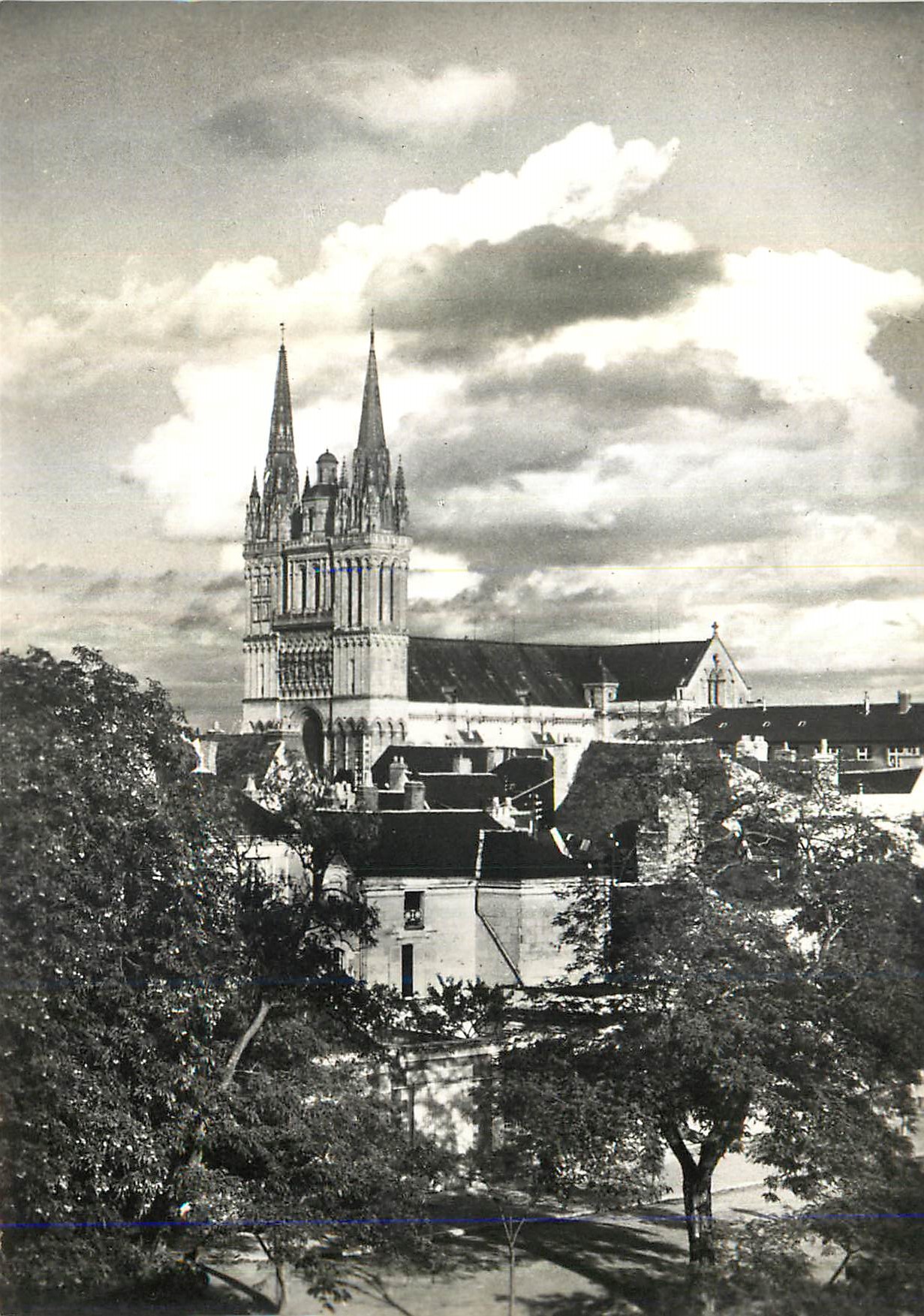 CPM Angers (M et L) la Cathedrale Saint Maurice (XIIe XIIIe s)