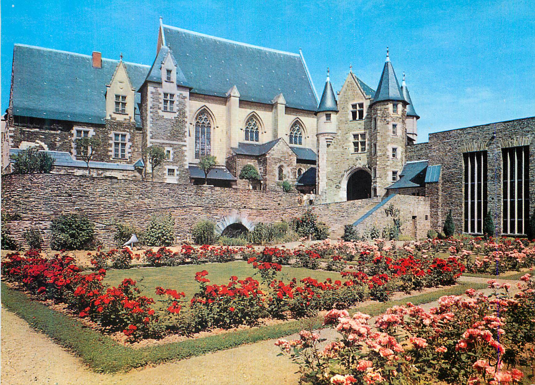 CPM En Anjou Angers (Maine et Loire) Chapelle et Musee des Tapisseries a l'Interieur du Chateau