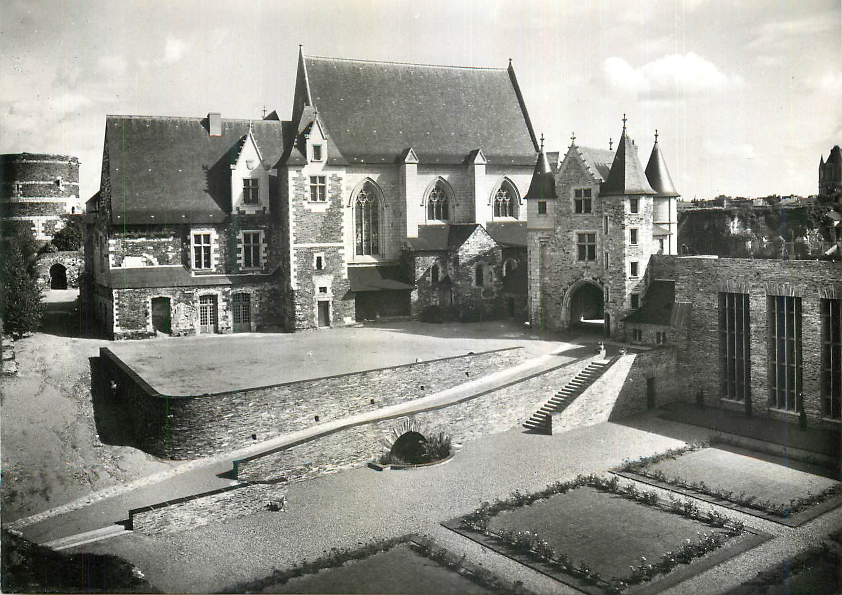 CPM Angers (M et L) le Chateau le Logis Royal la Chapelle le Petit Chateau
