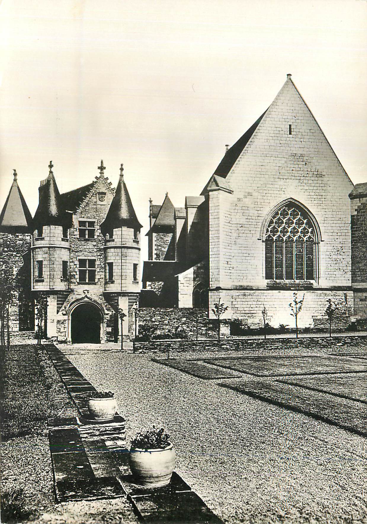 CPM Angers (M et L) le Chateau (XIIIe s) Cour Interieure le Petit Chateau et la Chapelle