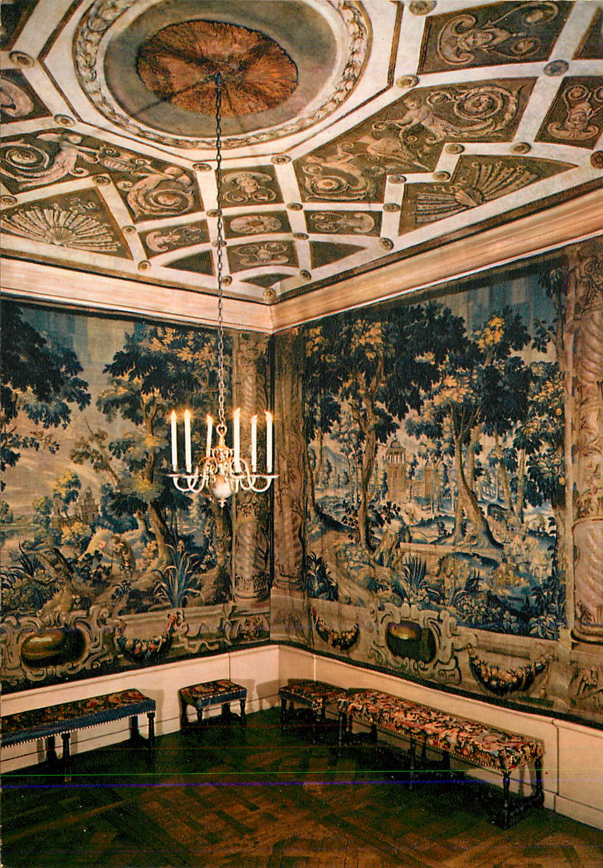 Sala con tappeti — interno riccamente decorato — editore non identificabile
