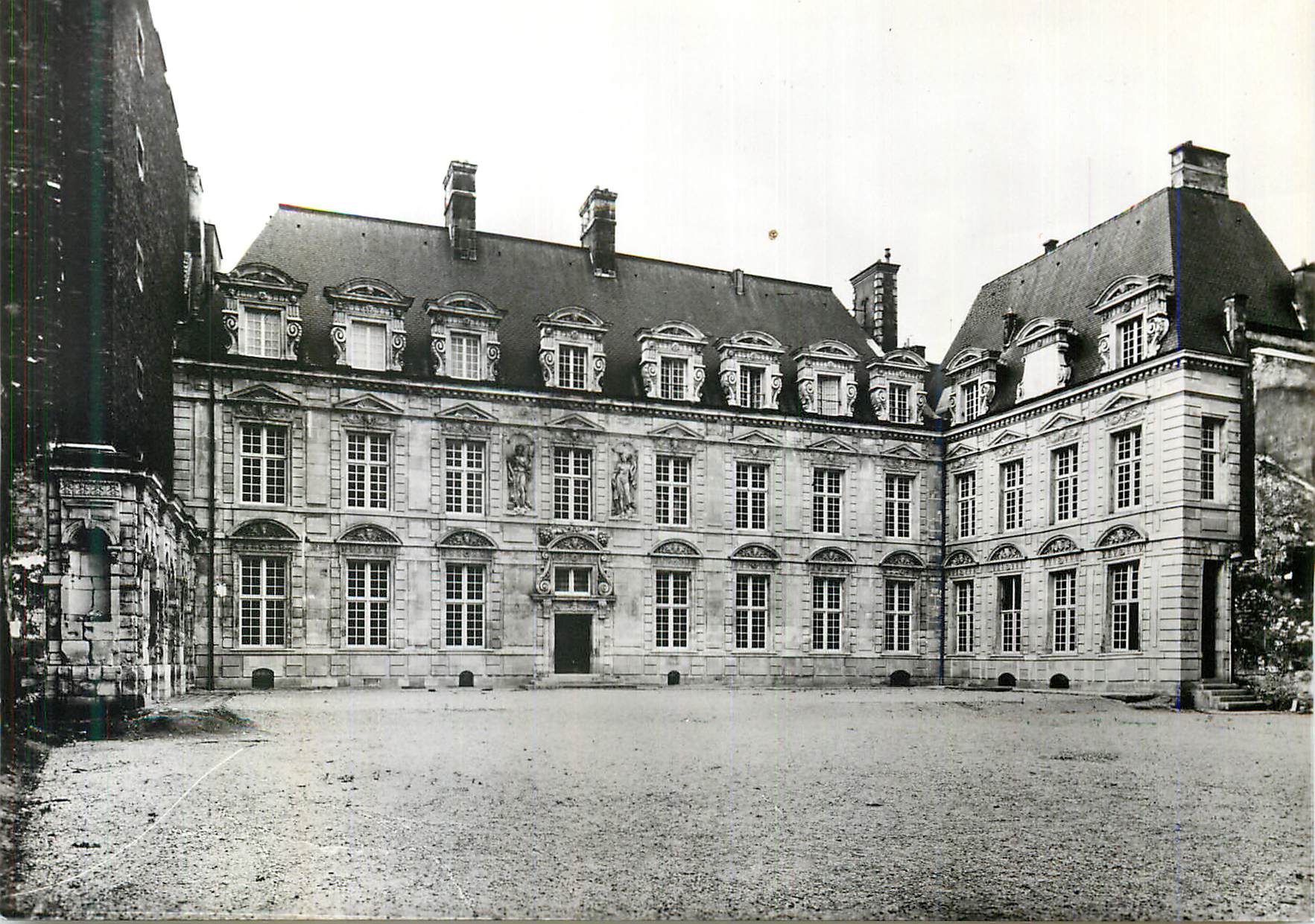 CPM Hotel de Bethune Sully Facade sur le Jardin