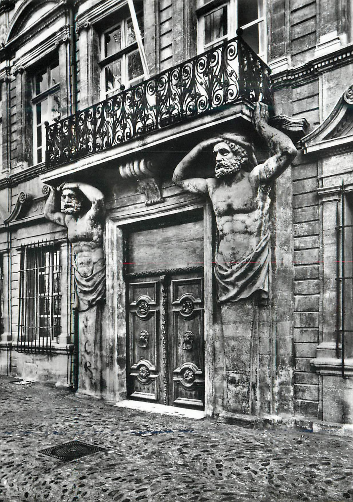 CPM Aix en Provence (B de R) La Capitale de la Provence Hotel de Maurel de Ponteves Les Atlantes