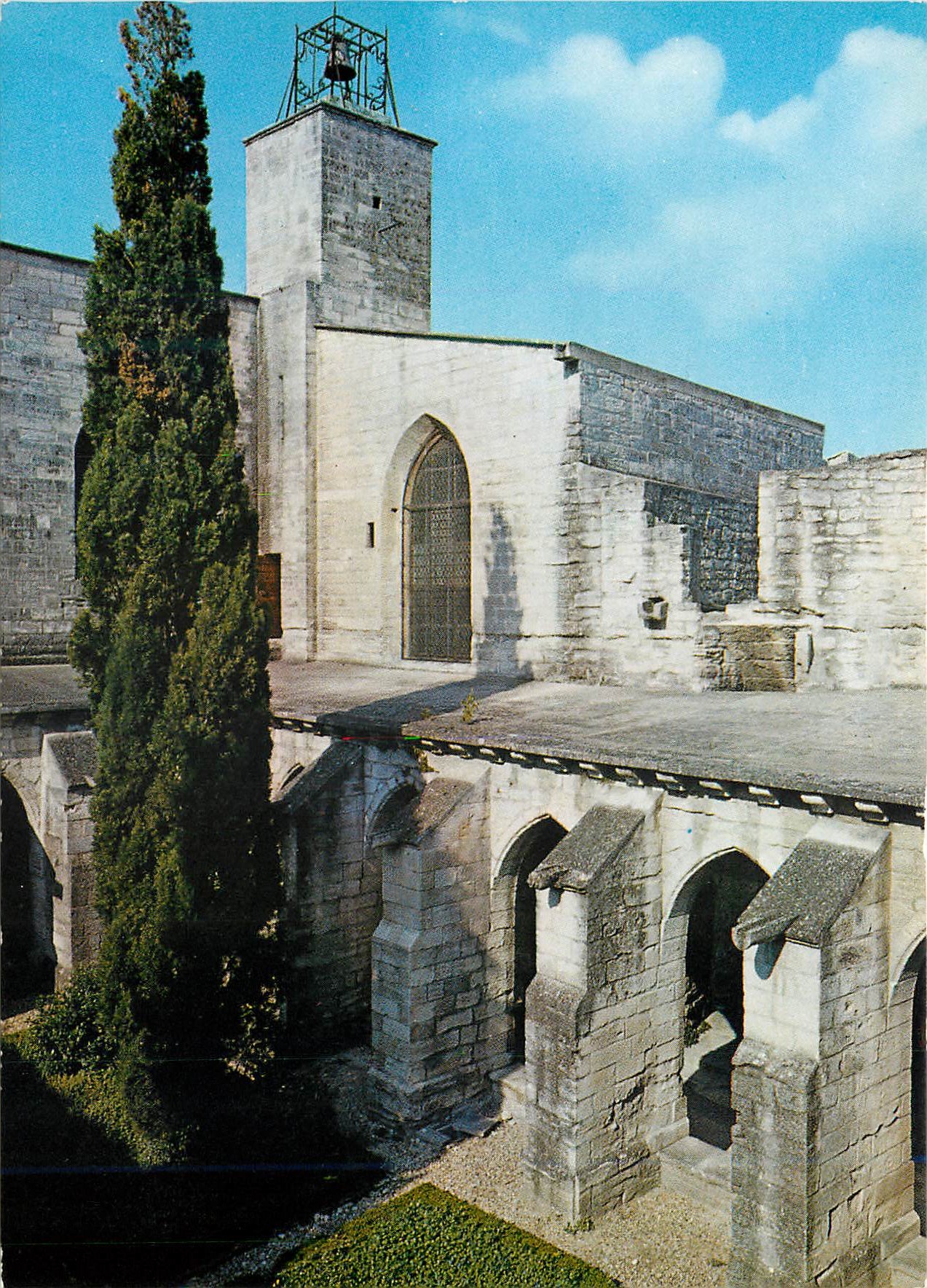 Abbaye de Sainte-Marie de Fontfroide — vue des ruines et du clocher — éditeur non visible