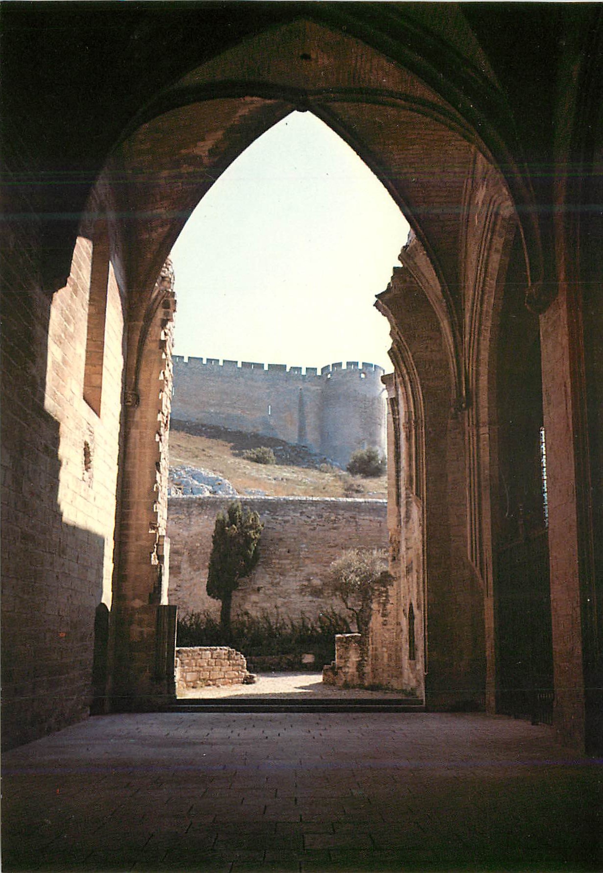 CPM Villeneuve les Avignon L'Eglise de la Chartreuse Vue sur le Fort St Andre
