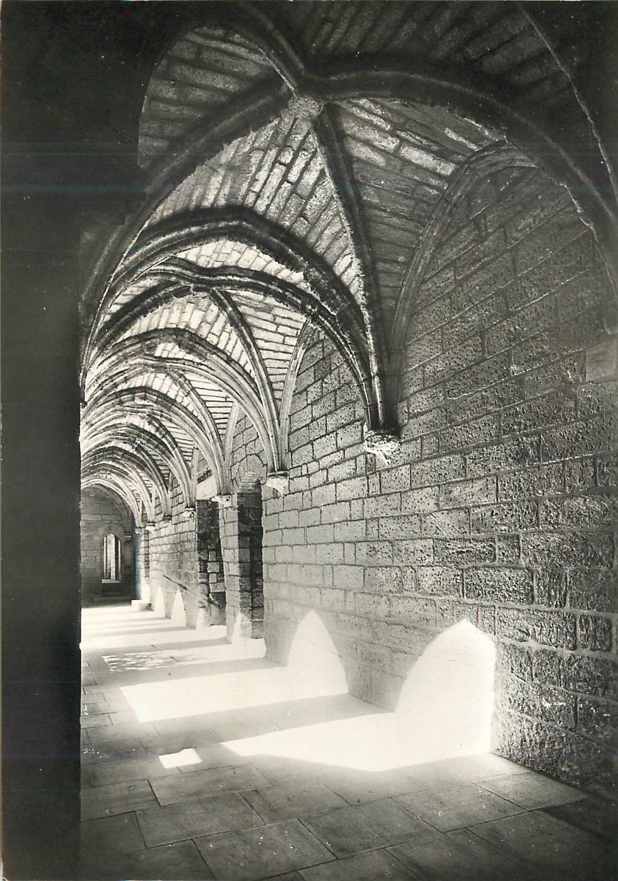 CPM Villeneuve les Avignon (Gard) Chartreuse du Val de Benediction  Galerie du Cloitre