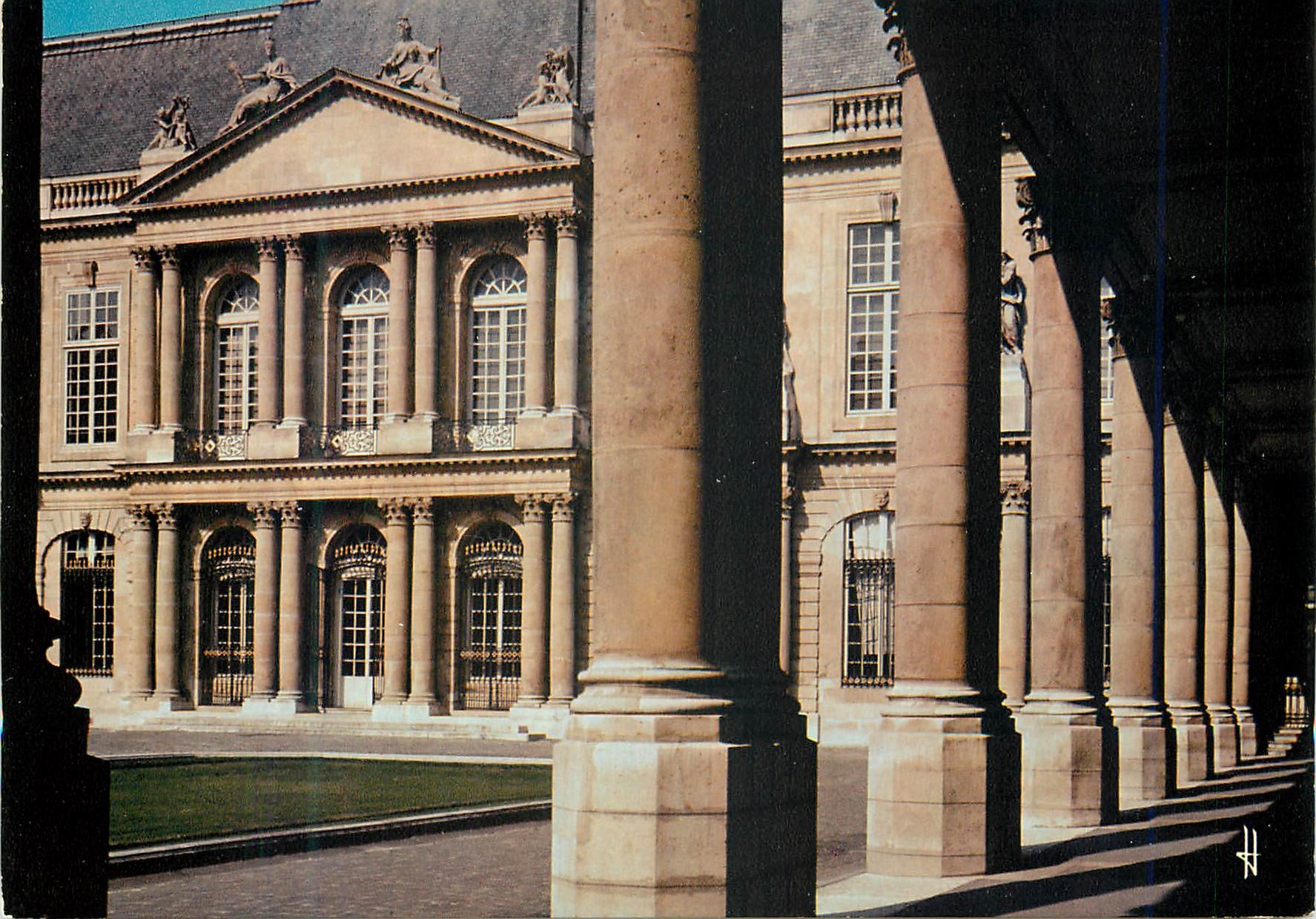 Palais Royal — vue du couronnement — H. H.