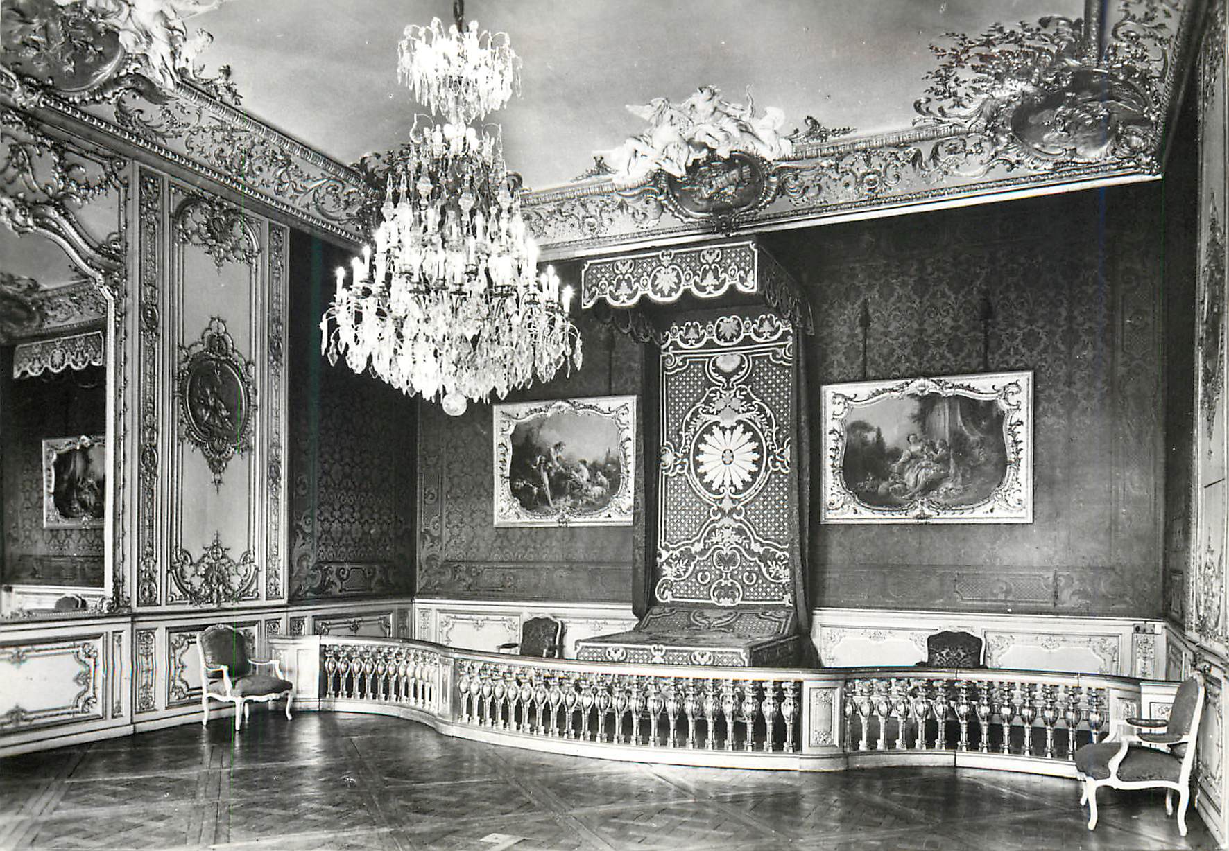 Salle de bal ornée — intérieur d'un château — éditeur non visible