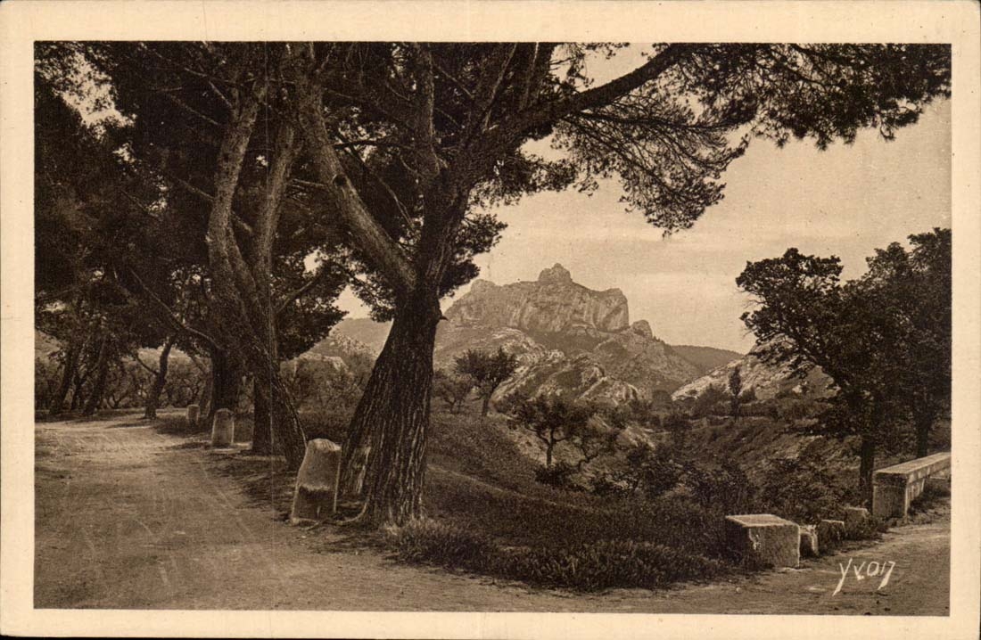 Les Alpilles vues de la Route de St-Rémy aux Baux — Édition d'Art YVON, Paris