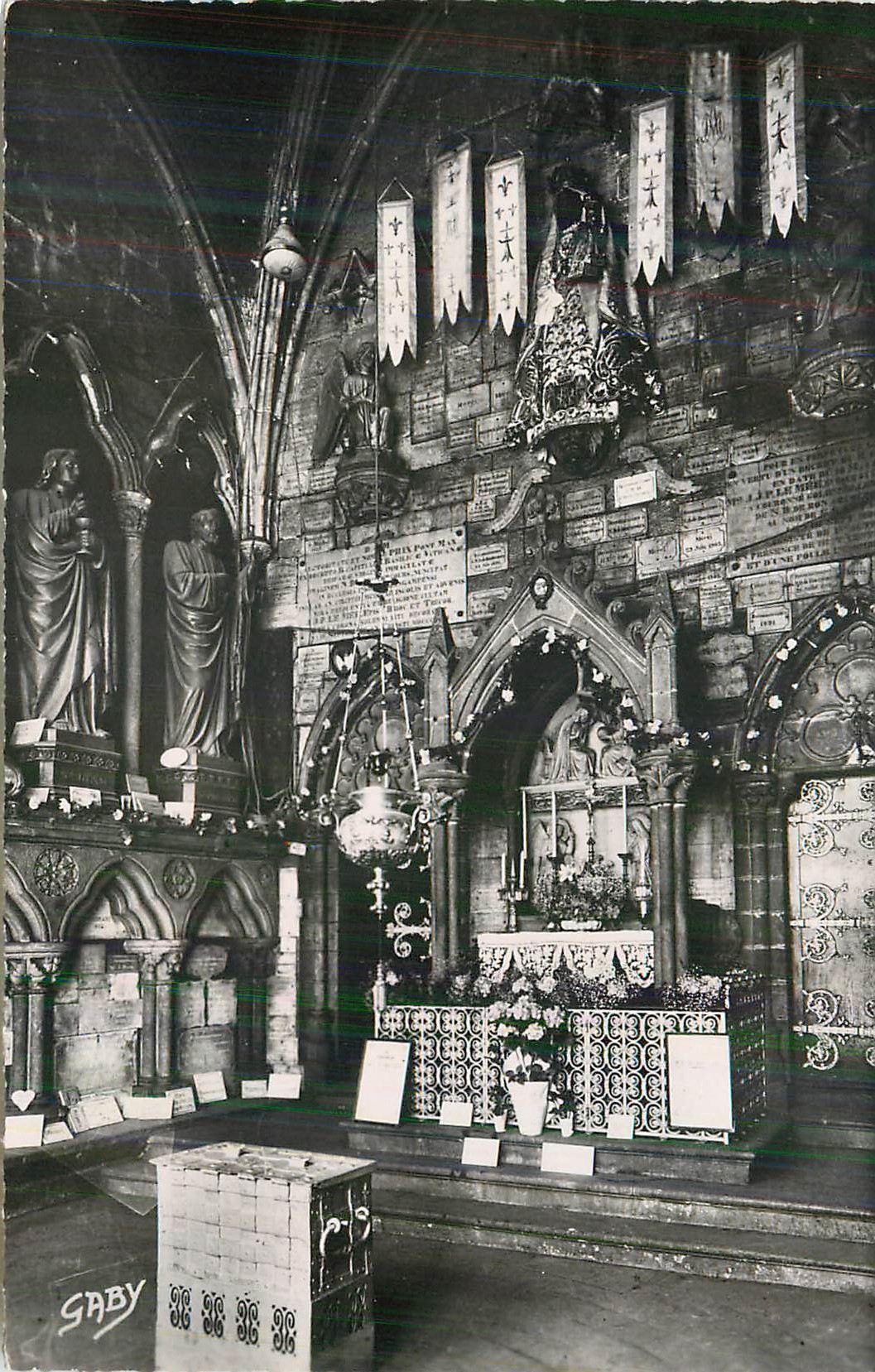 Intérieur d'une église gothique — chapelle ornée — éditeur Saby