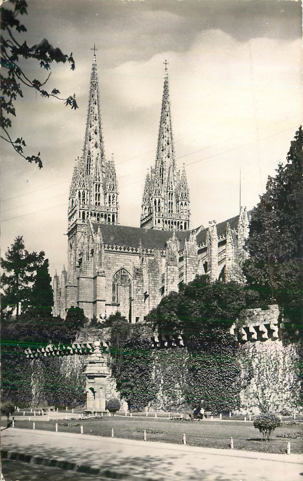 CPM Quimper La Cathedrale Vue des Quais