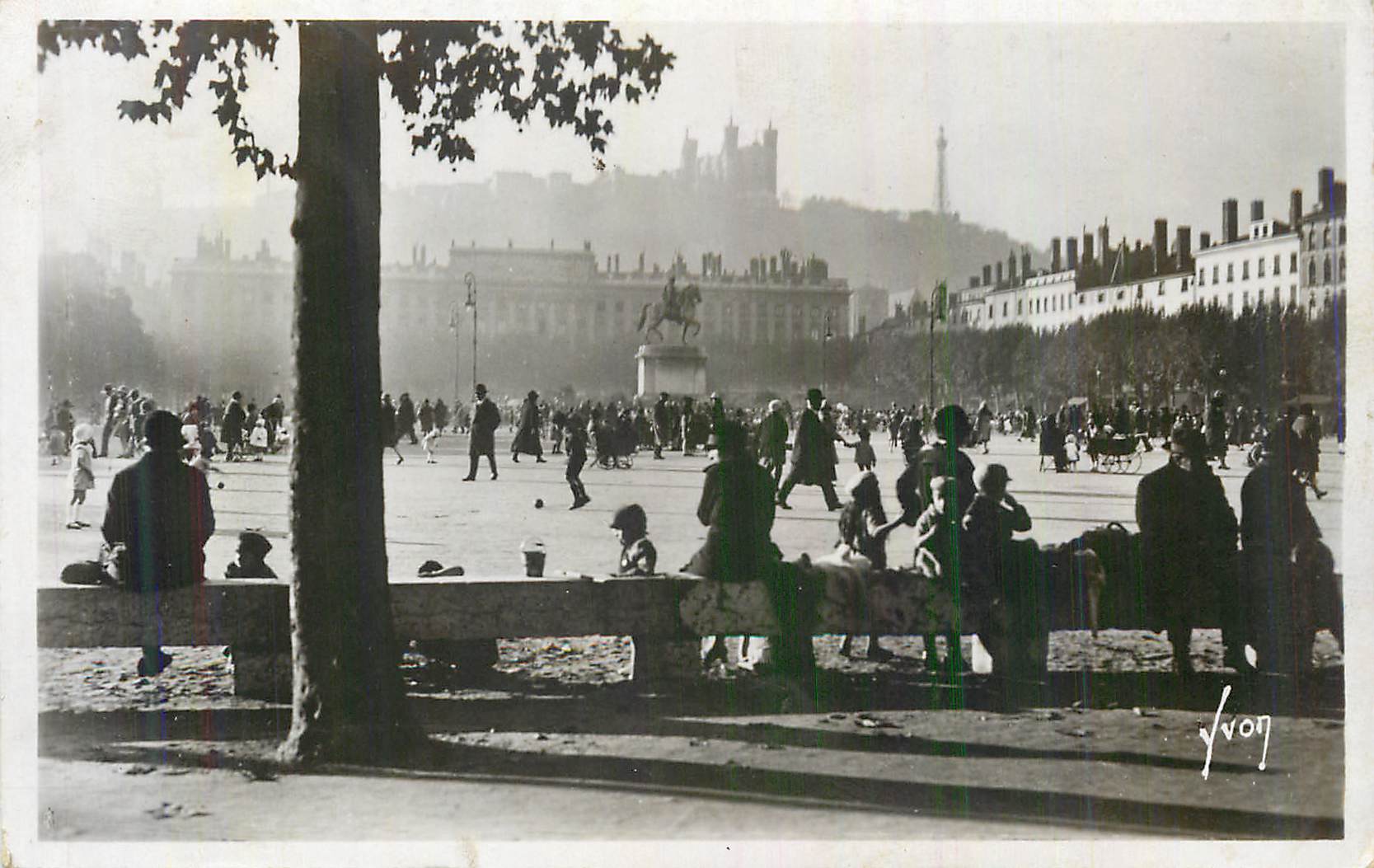 CPM Lyon (Rhone) Place Bellecour