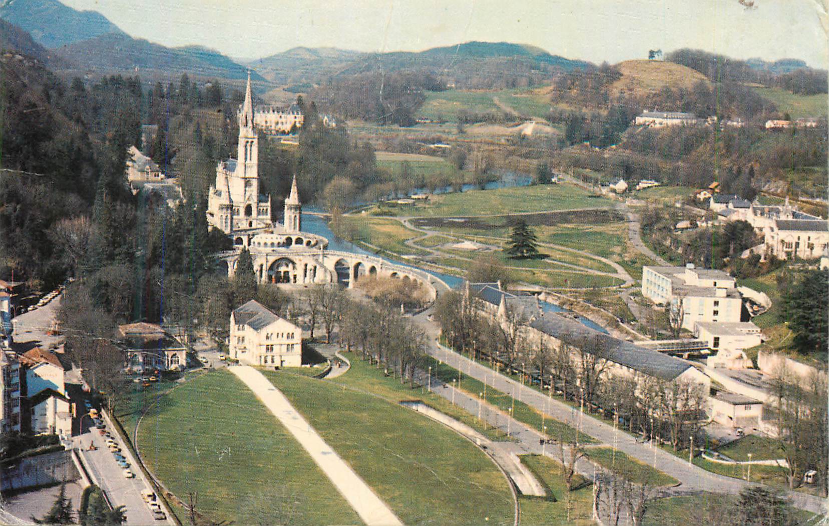 CPM Lourdes La Basilique et la Basilique Souterraine St Pie X