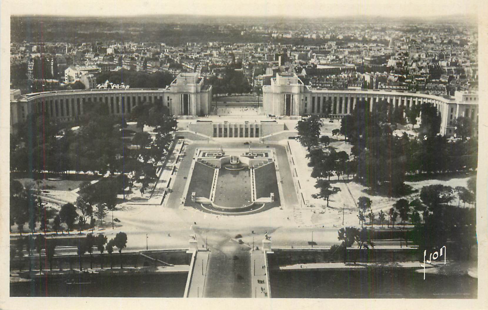 CPM Paris en Flanant Le Palais de Chaillot