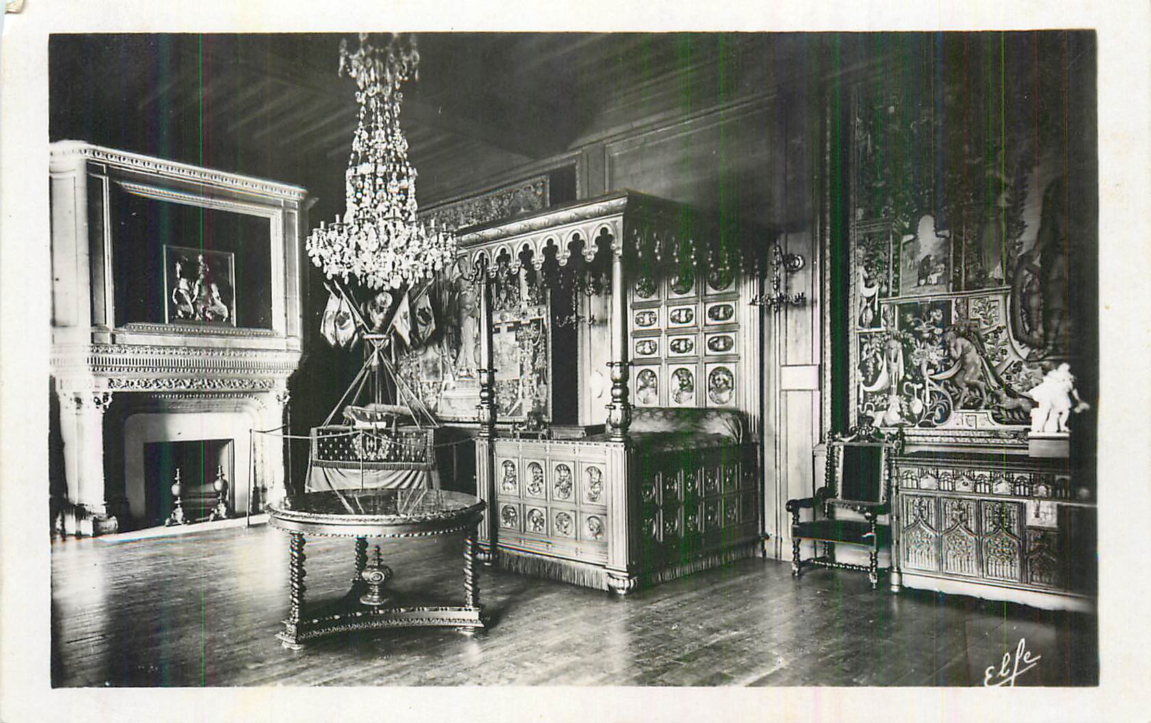 Chambre à coucher richement décorée — Château de Chantilly — Éditeur Elfe, n° 347