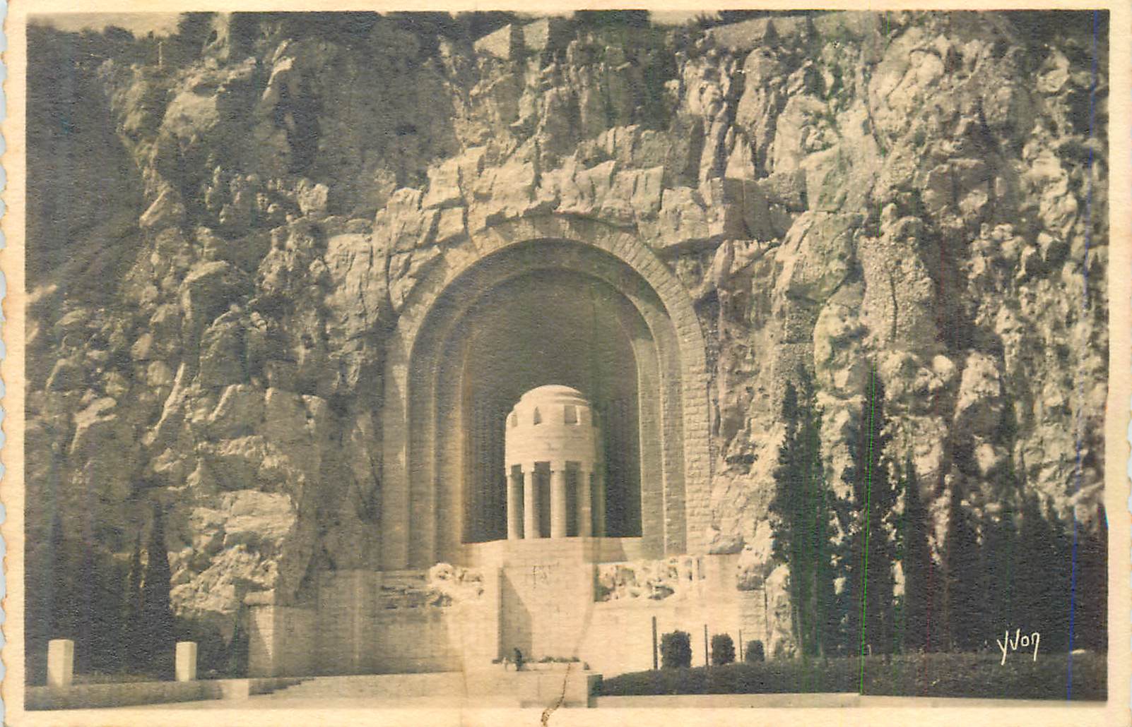 CPM Nice Cote d'Azur La Douce France Le Monument aux Morts