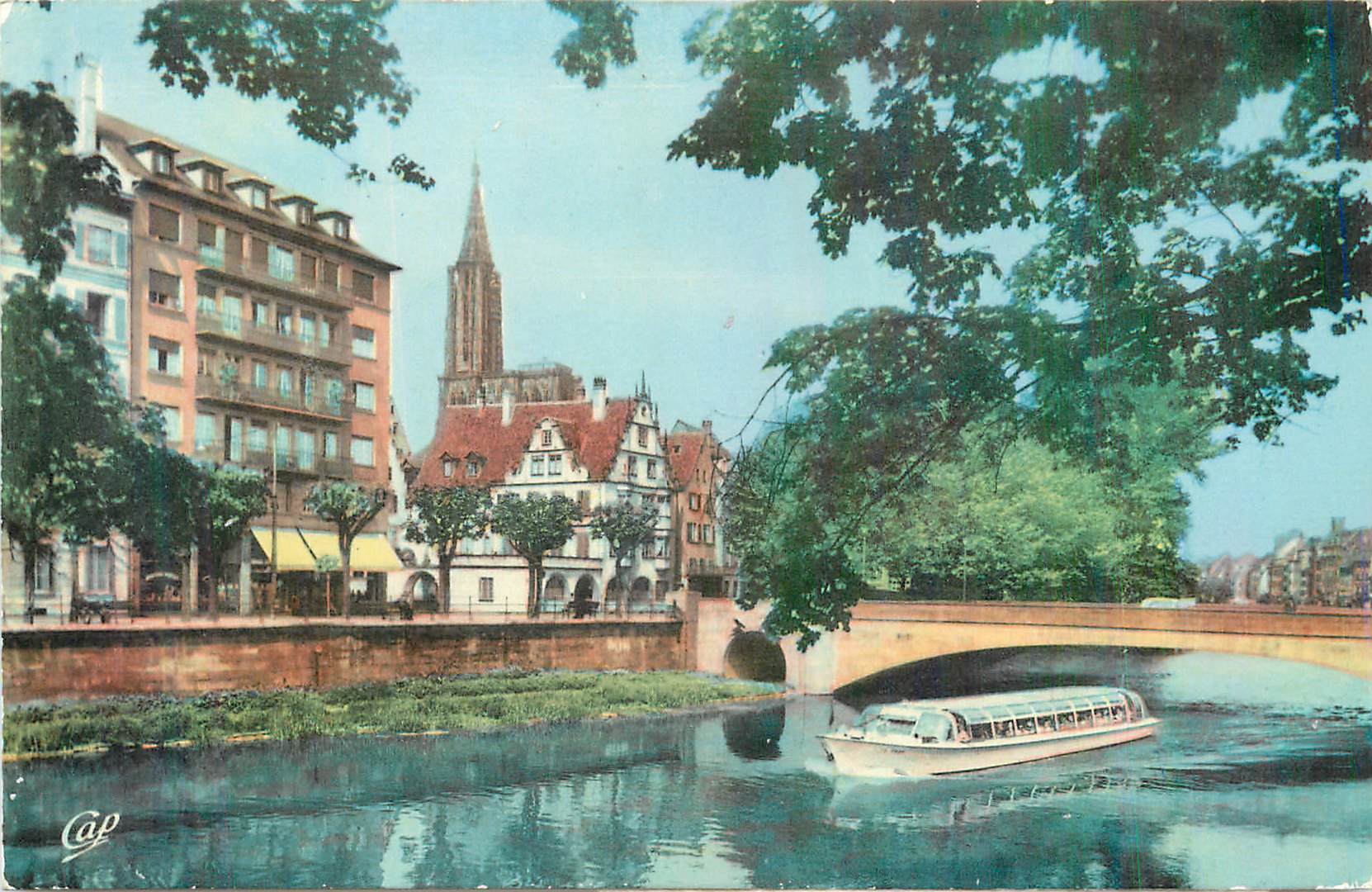 CPM Strasbourg (Bas Rhin) Le Pont St Nicolas Vue vers la Cathedrale