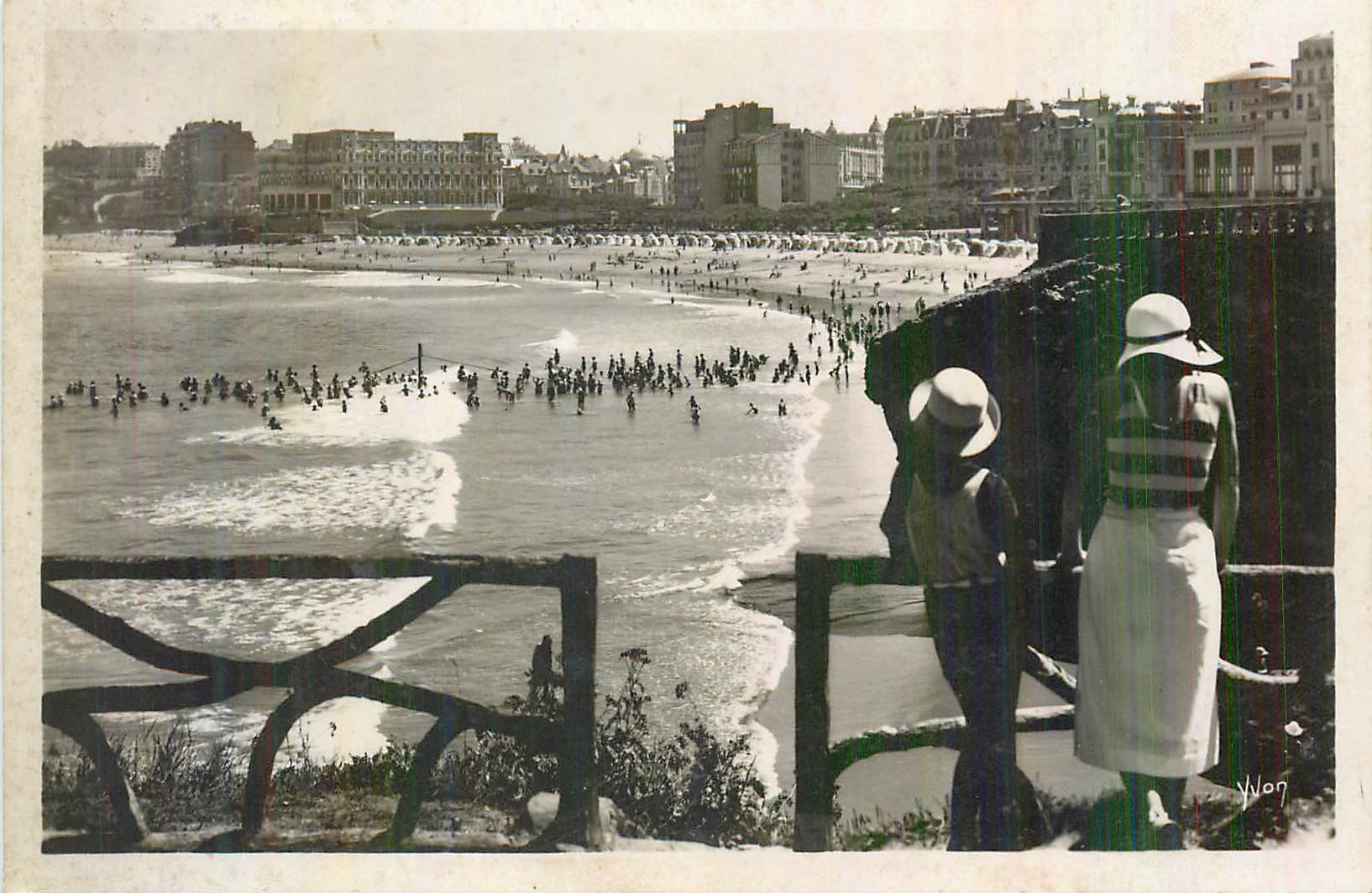 Plage animée — vue depuis un promontoire — Y.W. 1907