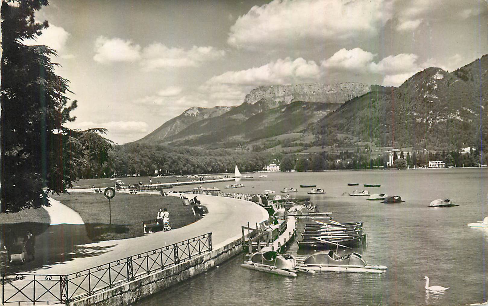 Lac d'Annecy — Vue du lac avec montagnes et embarcations — Éditeur non identifié