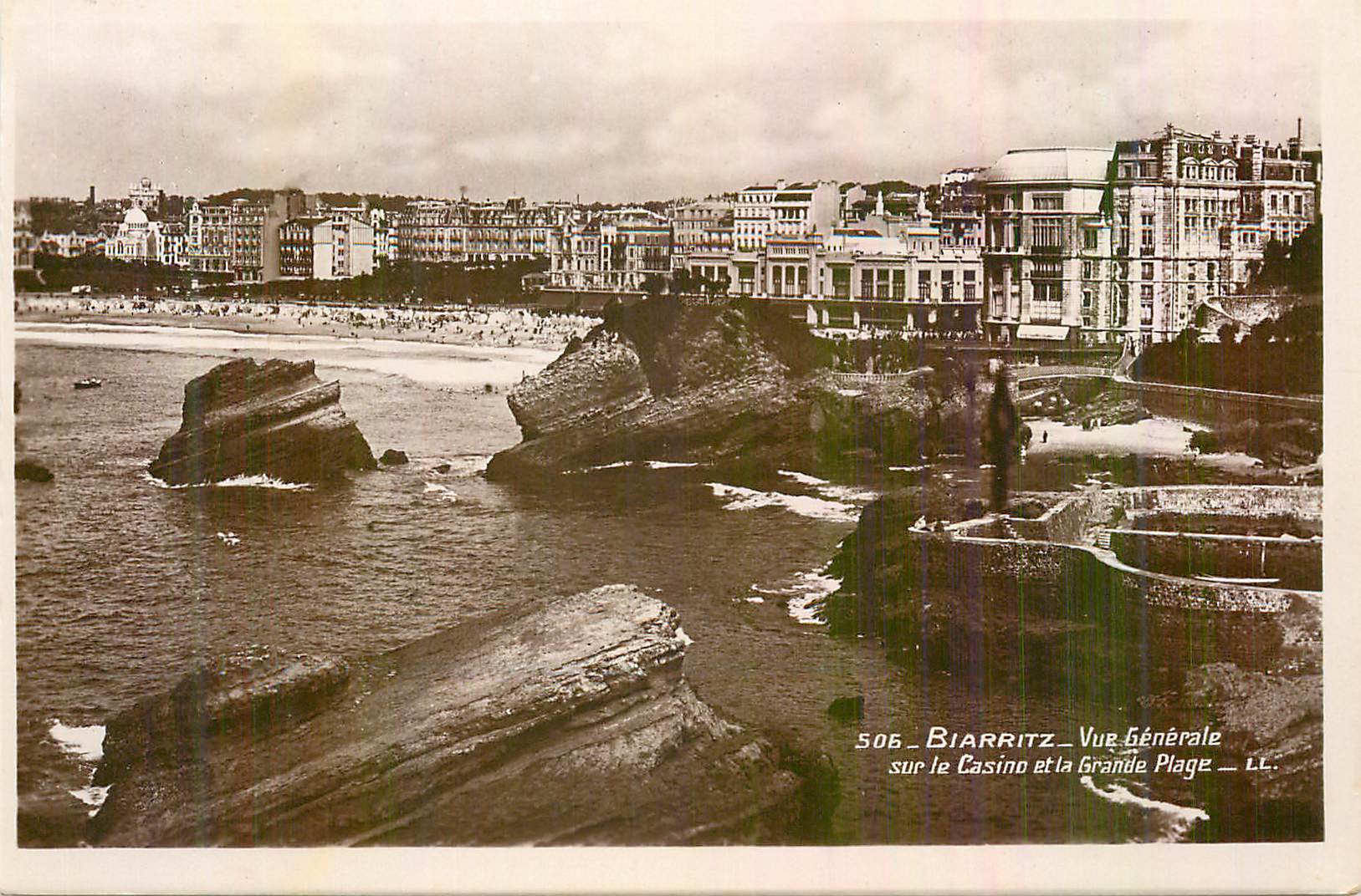 CPM Biarritz Vue Generale sur le Casino et la Grande Plage