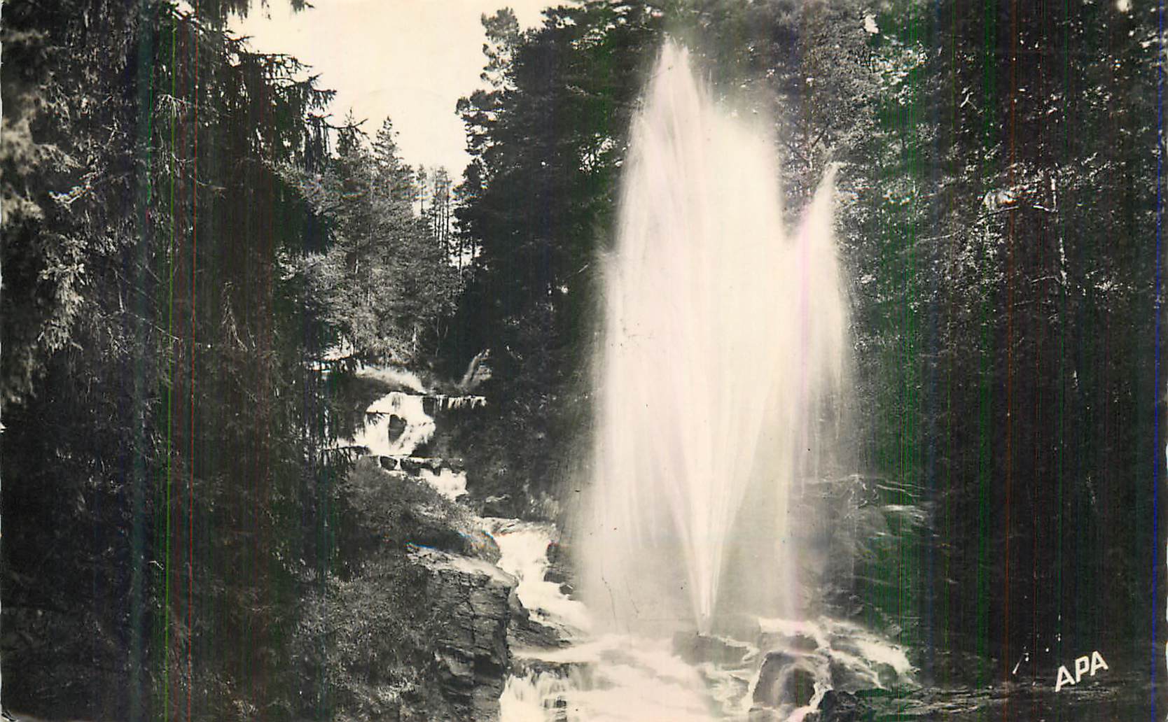 Cascade dans la forêt — APA