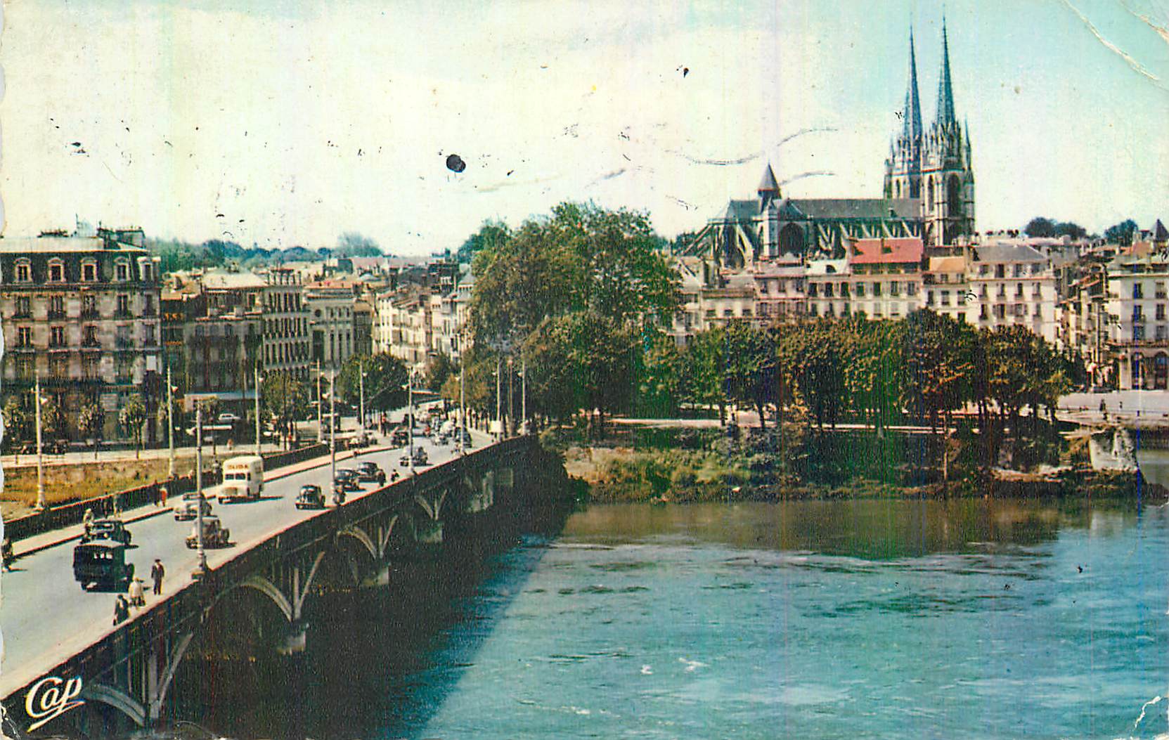 CPM Bayonne l'Adour le Reduit la Cathedrale dans le Fond la Rhine