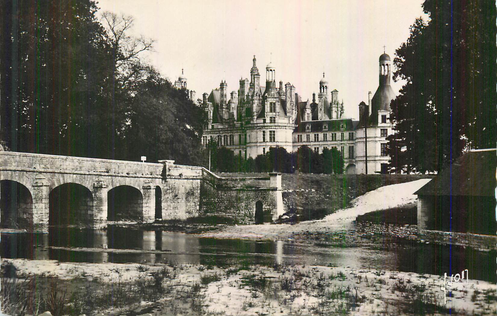 CPM Chambord (Loire et Cher) Le Chateau vu des Rives du Cosson