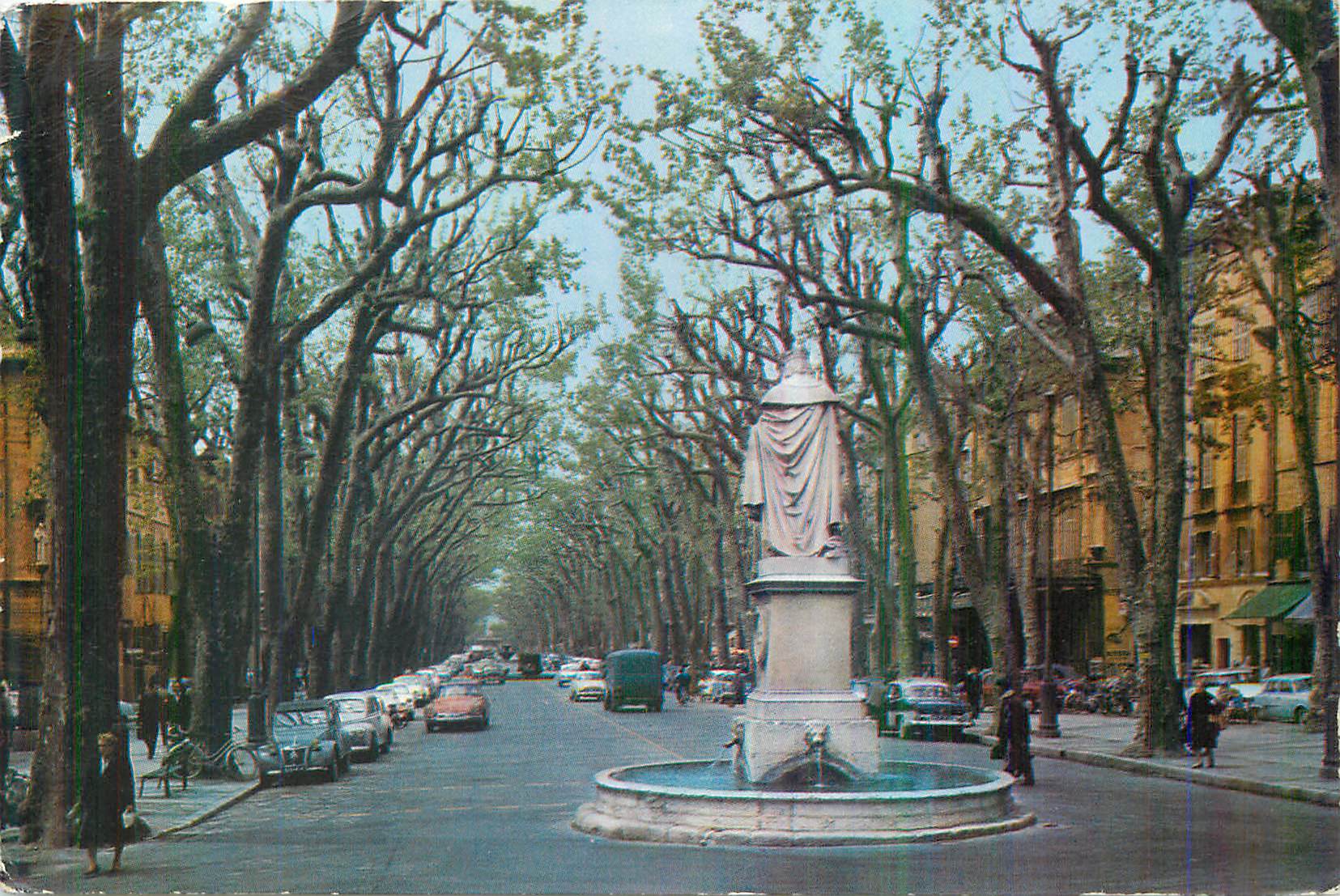 CPM Aix en Provence (Bouches du Rhone) La Cite du Roy Rene Le Cours Mirabeau Au Premier Plan