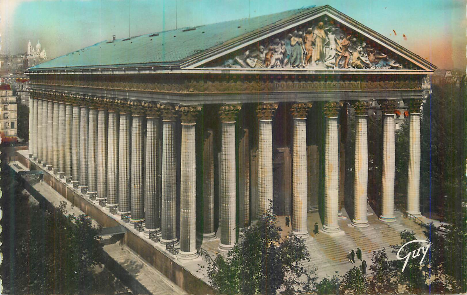 CPM Paris et ses Merveilles Eglise de la Madeleine (1806) Au fond a Gauche La Basilique du Sacre Coeur de Montmartre