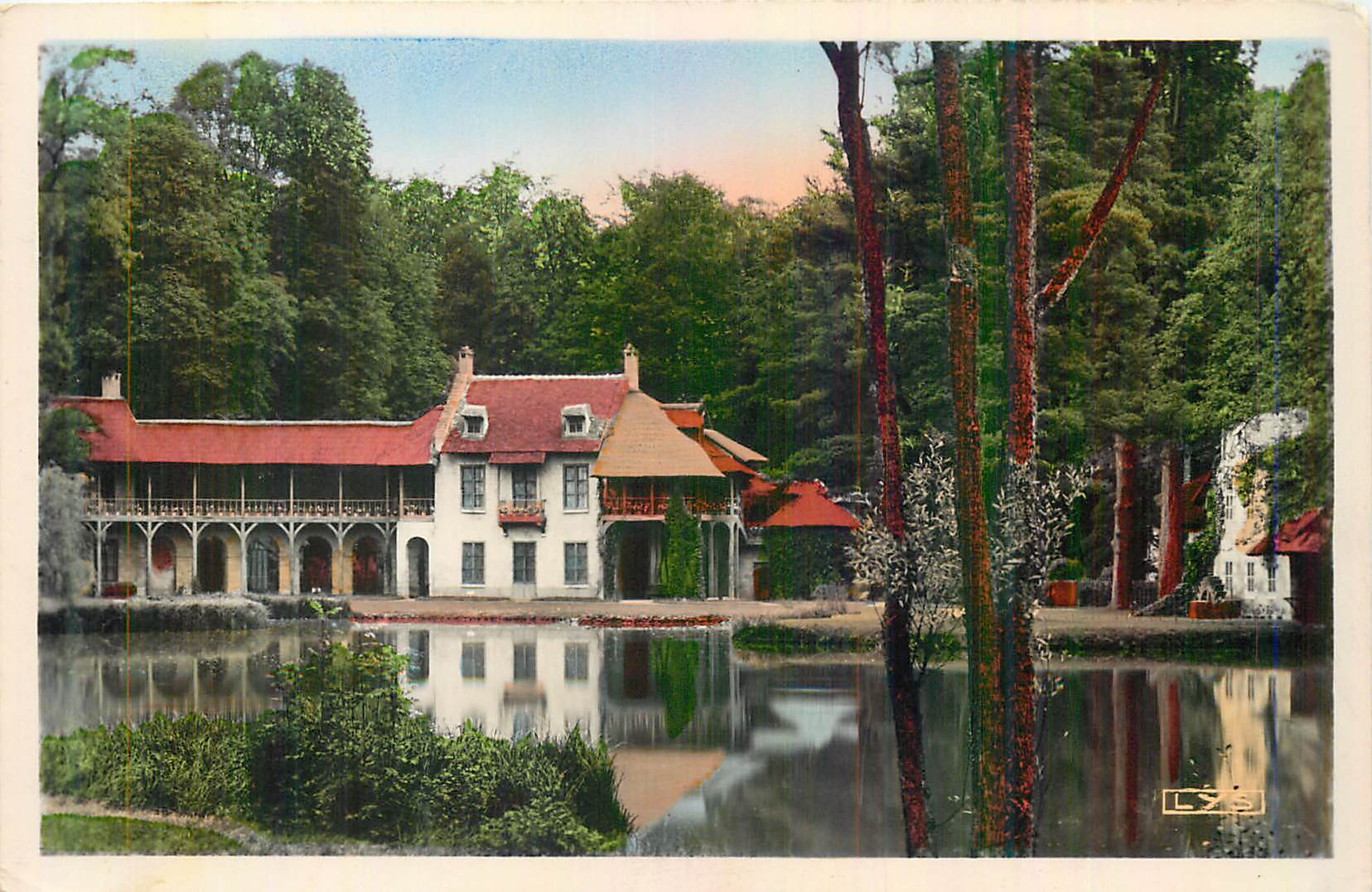 Château de la Pisse — vue du lac — LYS