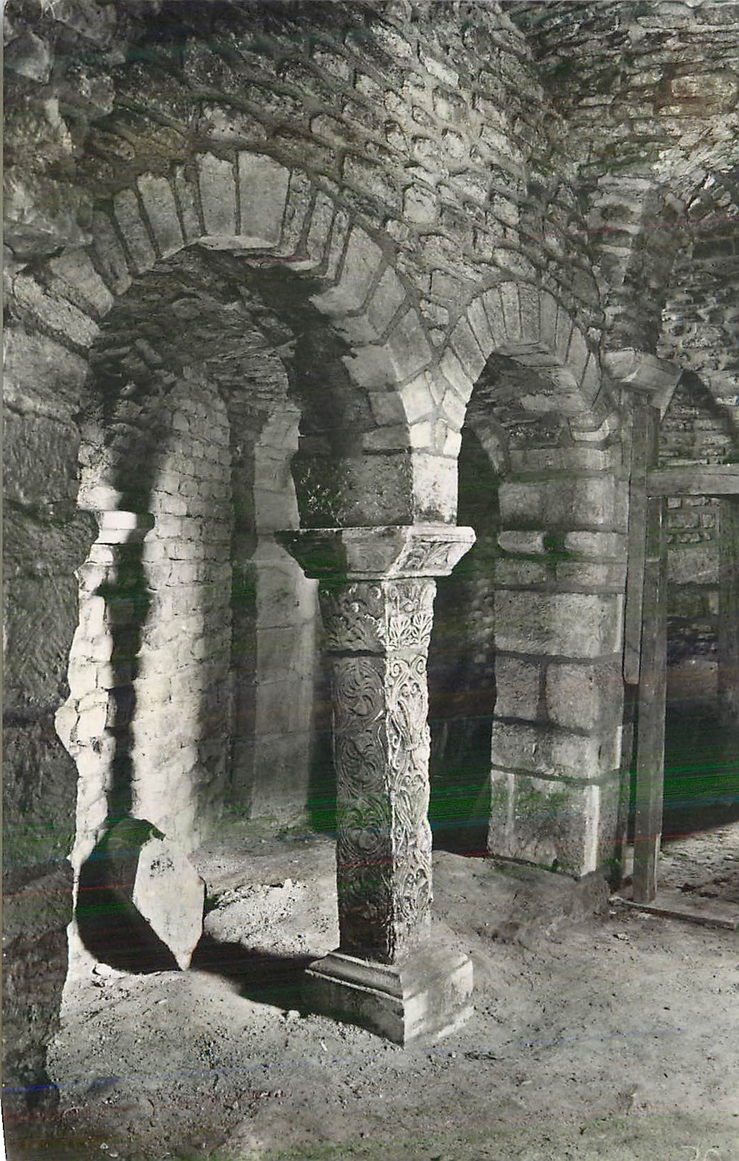 CPM Abbaye de Flavigny sur Ozerain (C d'Or) Pilier Carolingien (VIII S)