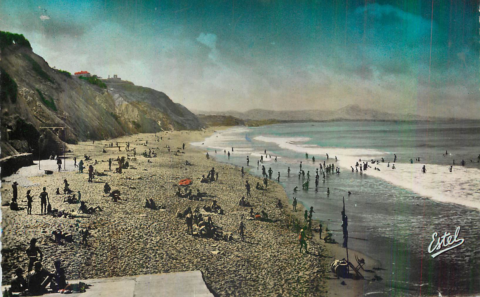 CPM Biarritz La Plage de la Cote des Basques et au Fond la Chaine des Pyrenees