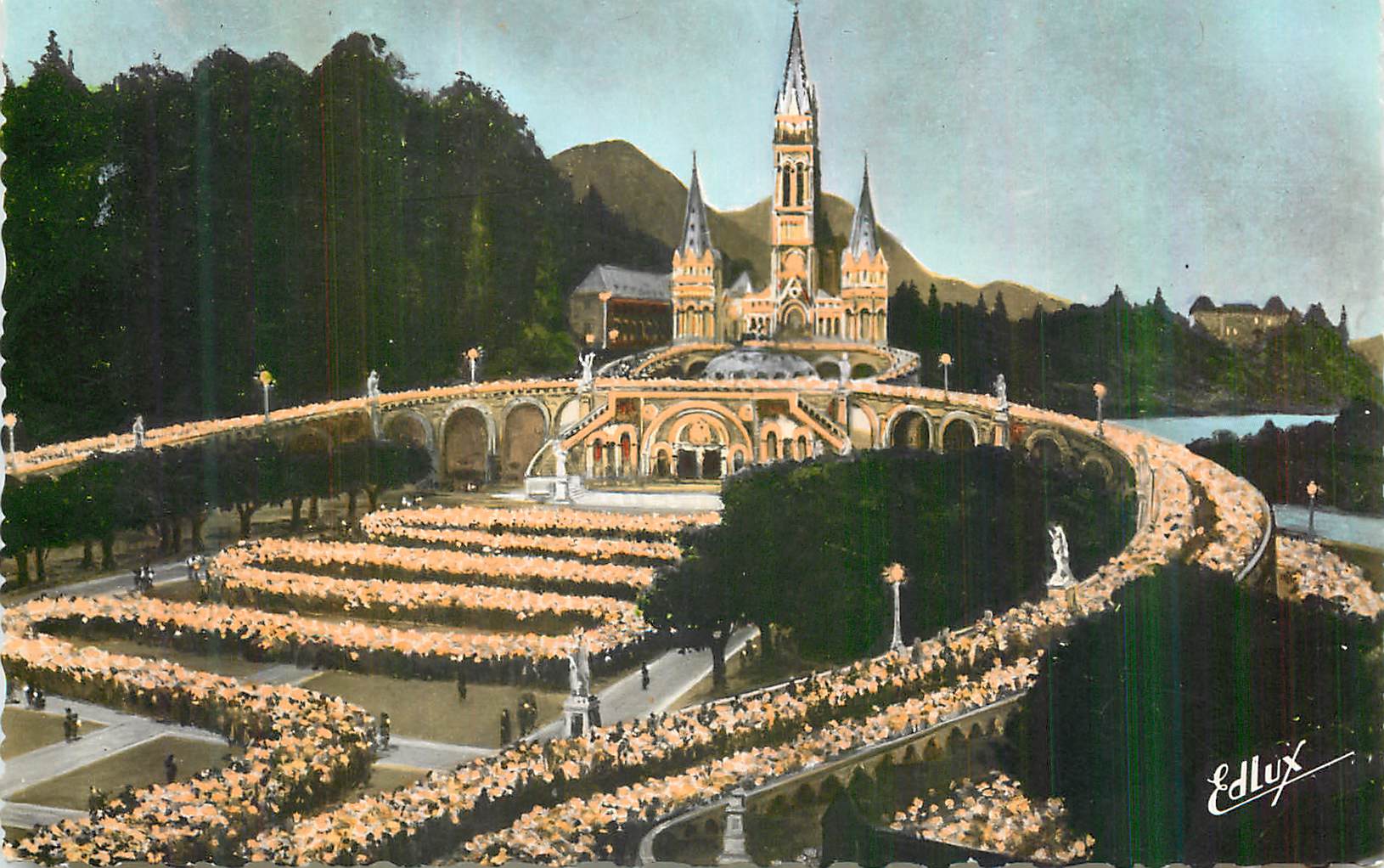 CPM Lourdes La Basilique Illuminee et la Prossion aux Flambeaux