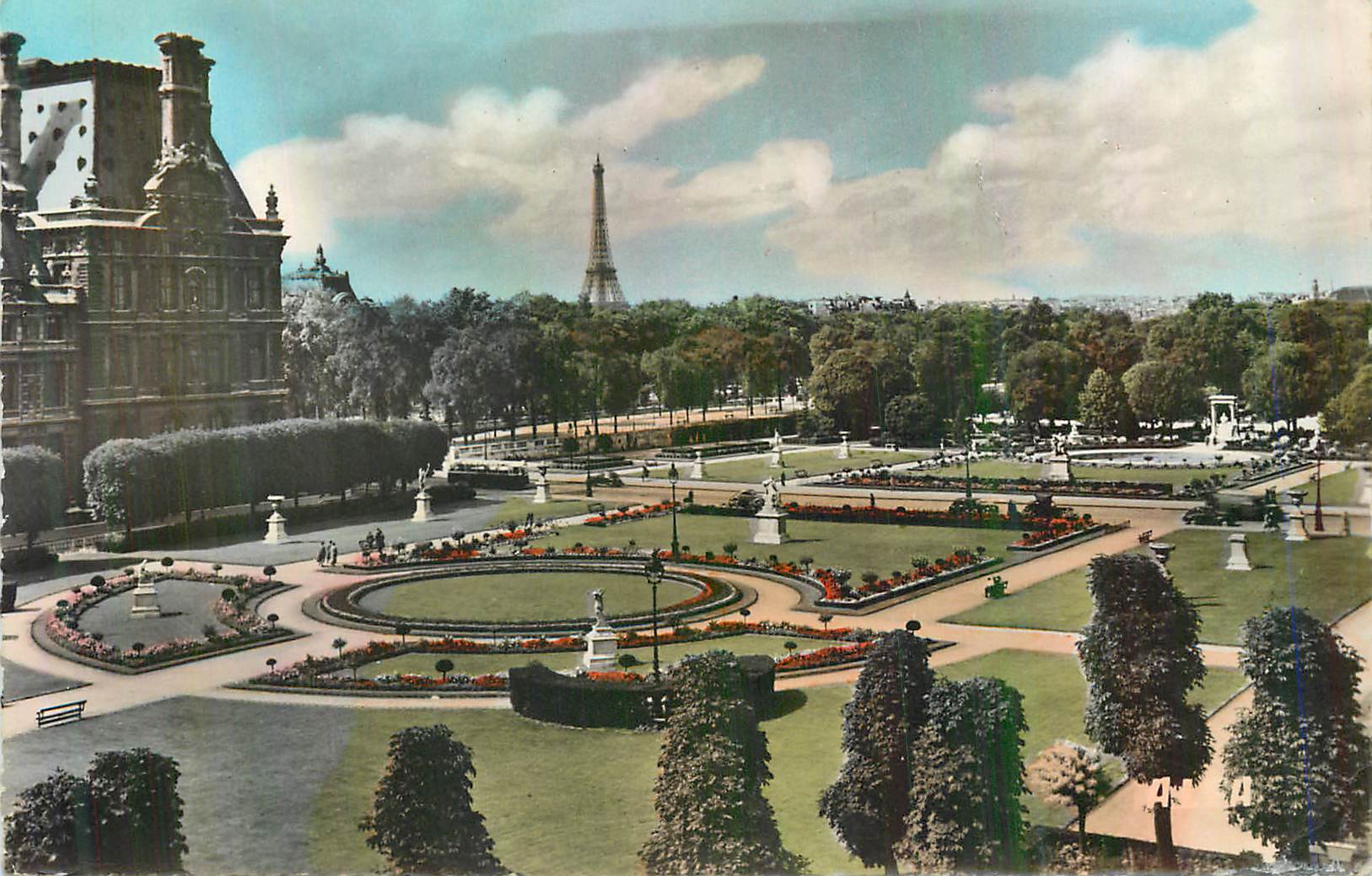 CPM Paris les Jardins des Tuileries et le Pavillon de Flore