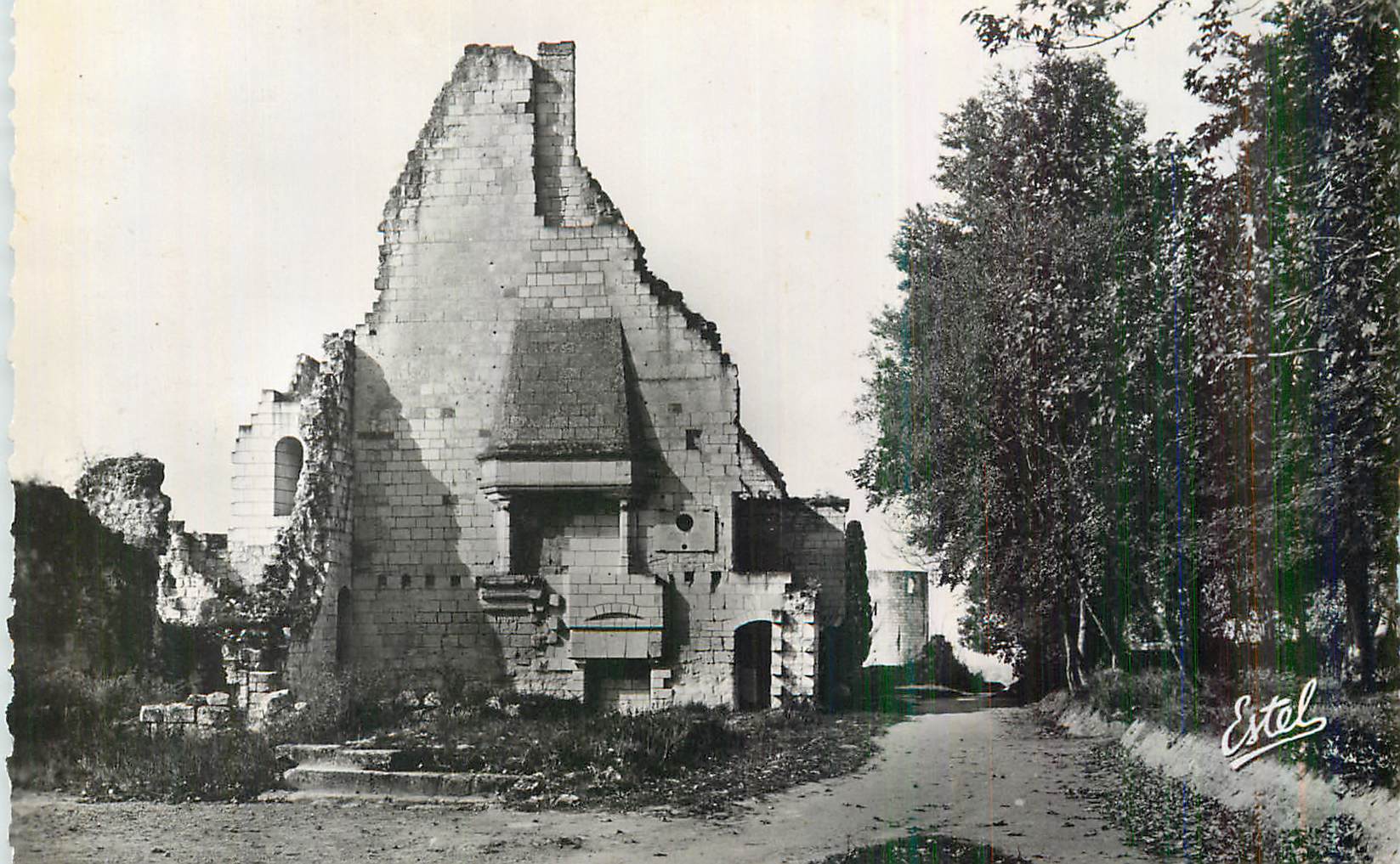 CPM Le Chateau de Chinon Le Grand Logis Ruines de la Salle ou Charles VII Recut Jeanne d'Arc