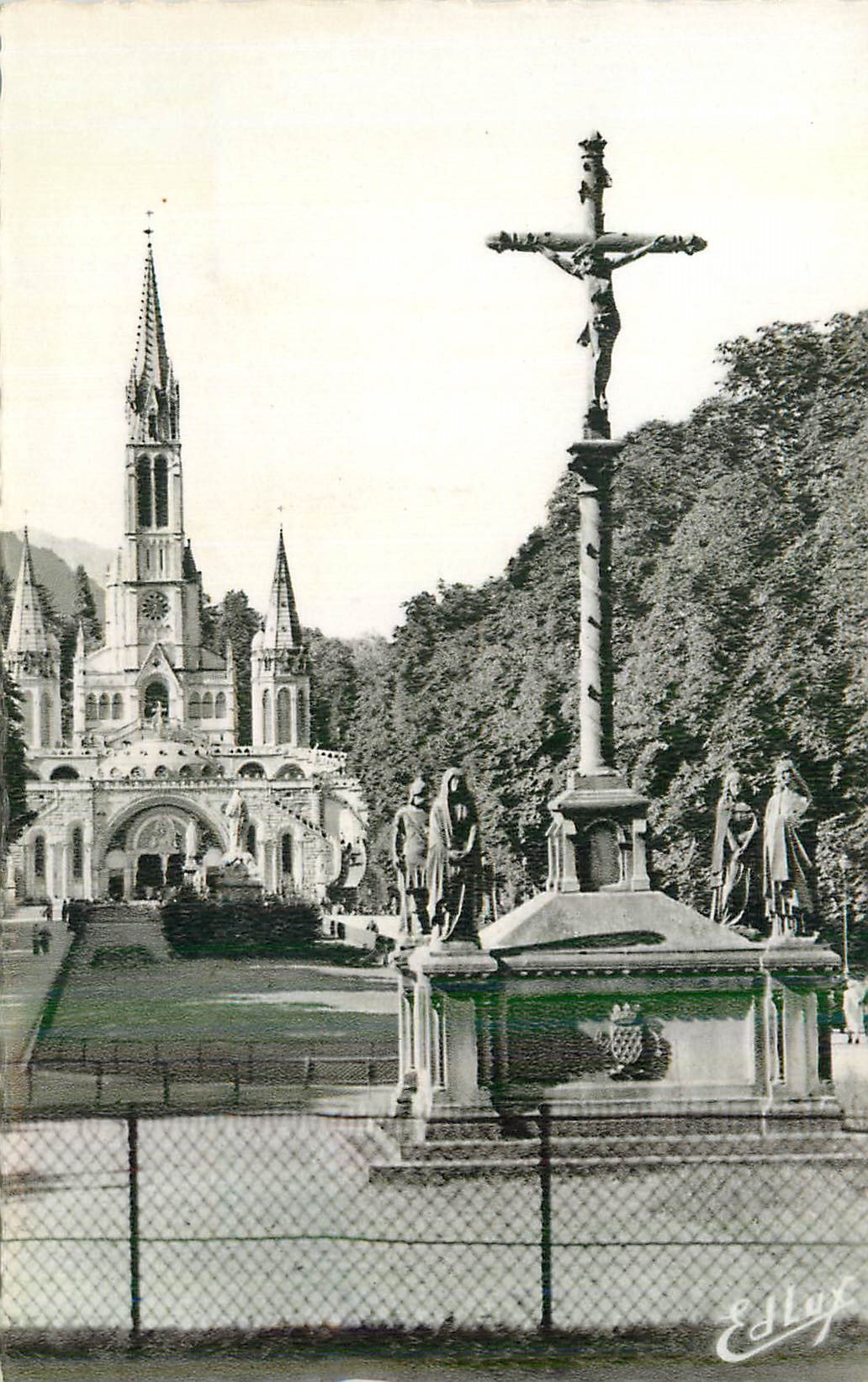 CPM Lourdes La Basilique et le Calvaire Breton