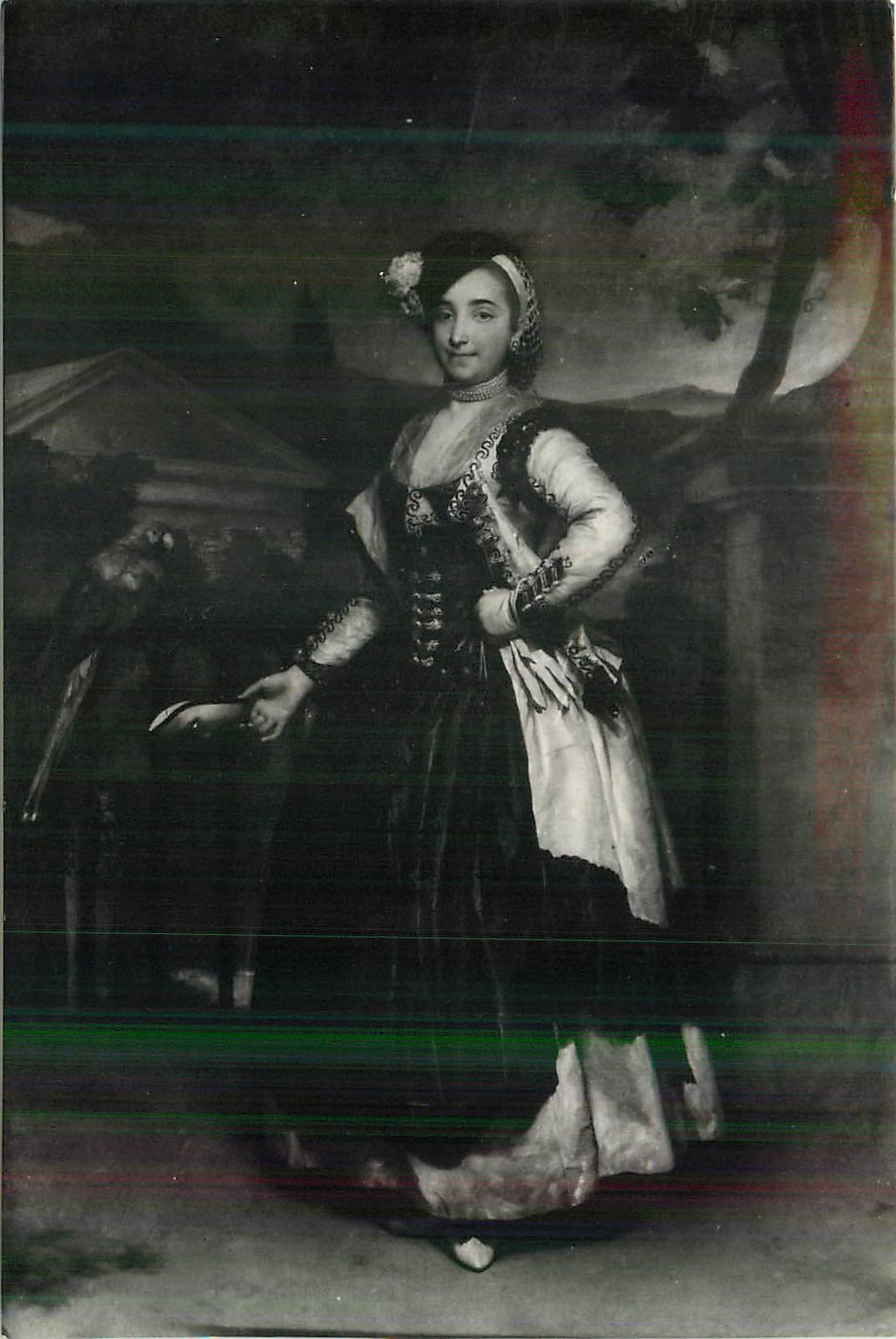 Femme en costume traditionnel — portrait — éditeur et n° de série non lisibles