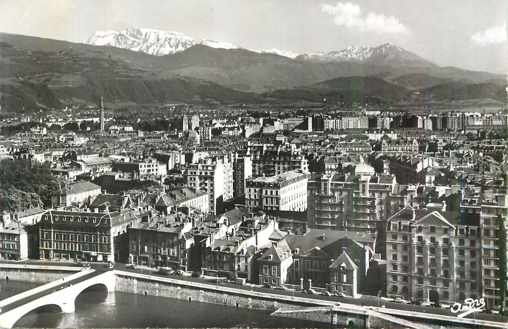 Vue aérienne de Grenoble — montagnes enneigées en arrière-plan — éditeur A. Drey