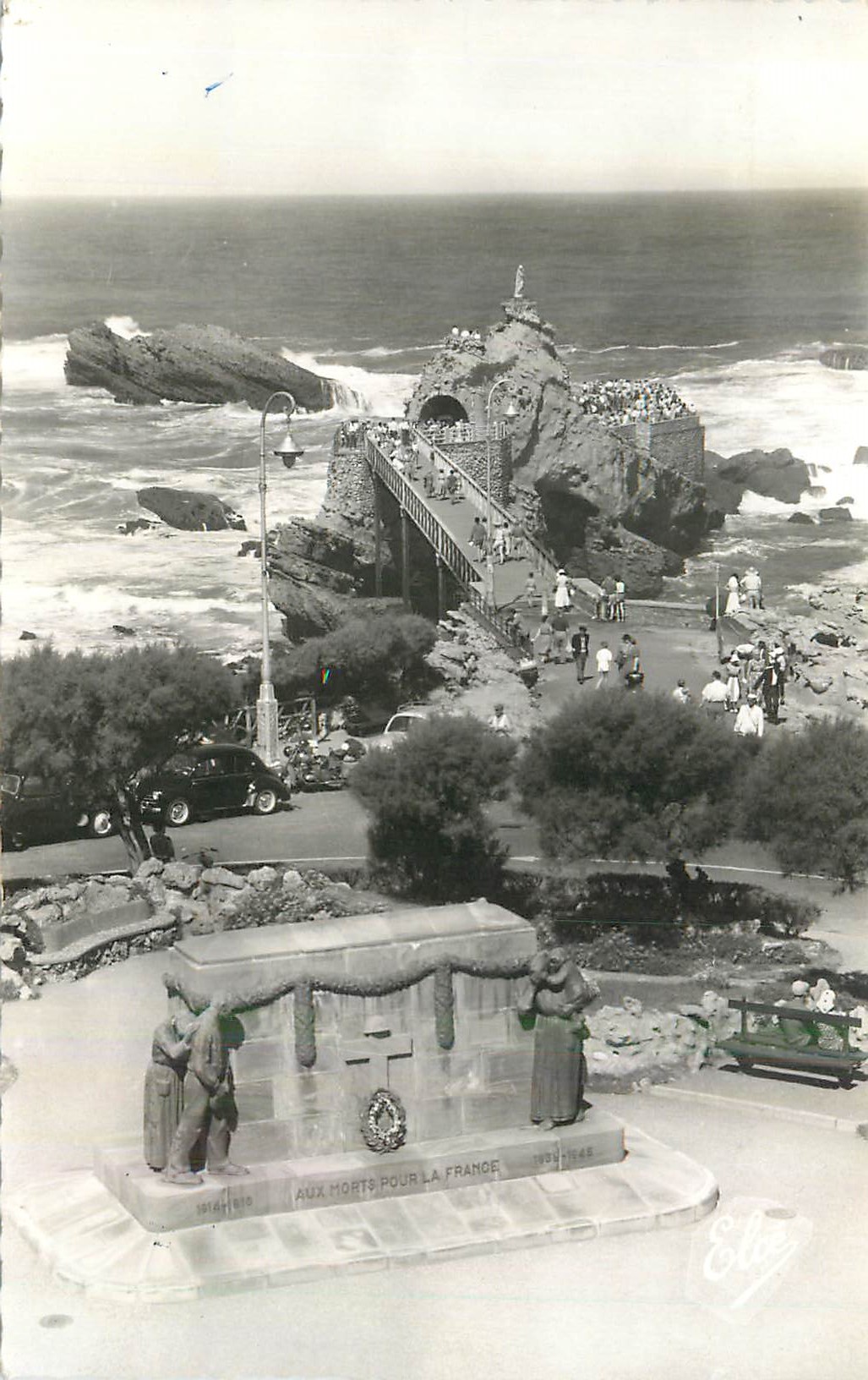 CPM Biarritz (Basses Pyrenees) Le Monument aux Morts et le Rocher de la Vierge